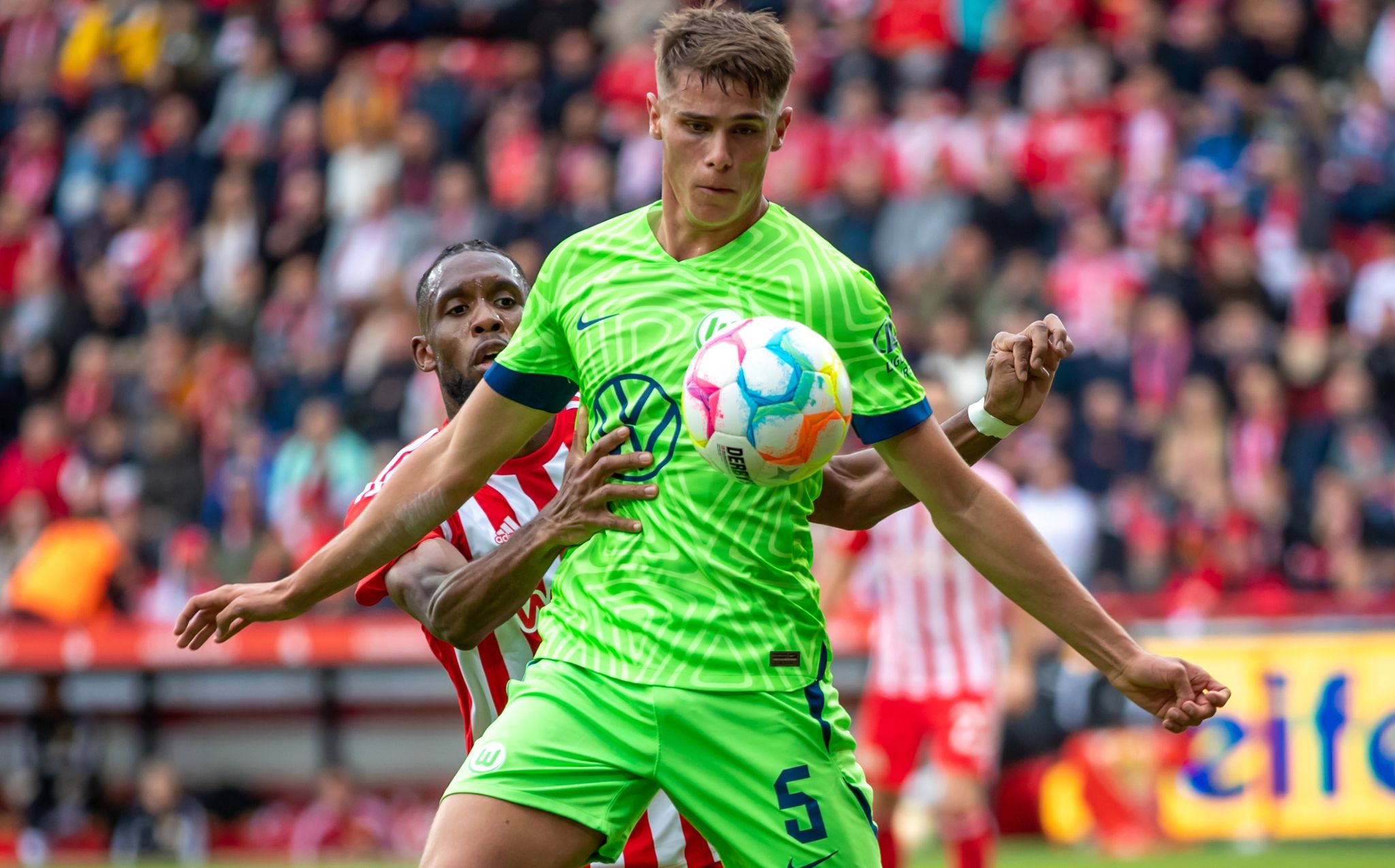 Berlins Jordan Siebatcheu (l) Kämpft Gegen Micky Van De Ven Von VfL Wolfsburg Um Den Ball.