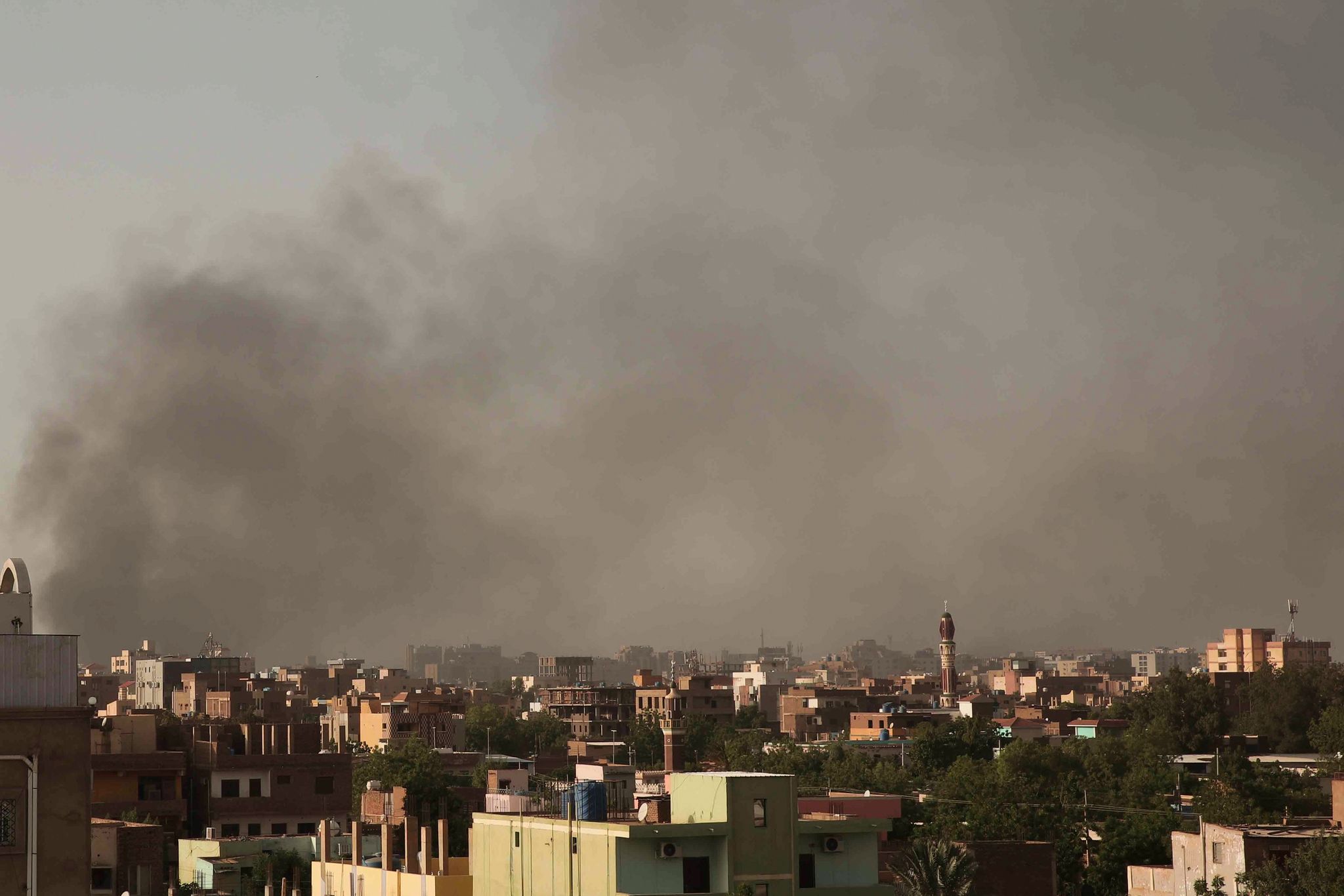 Rauch Steigt Nach Schwerem Artilleriefeuer über Khartum Auf. Im Sudan Kämpft Die RSF-Miliz Des Früheren Vizepräsidenten Daglo - Eine Aus Arabischen Milizen In Darfur Hervorgegangene Quasi-Armee Mit Zehntausenden Kämpfern - Gegen Die Streitkräfte Unter Staatschef Al-Burhan.