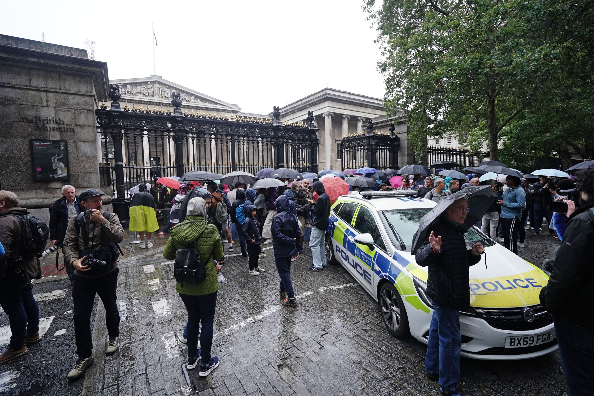 Nach Einem Vorfall Unweit Des British Museum Ist Ein Mensch Mit Einer Stichverletzung In Ein Krankenhaus Gebracht Worden.