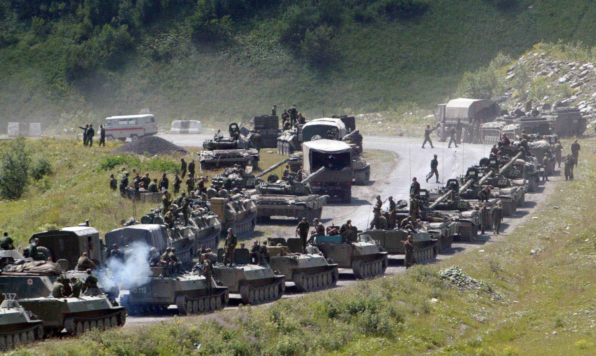 Russische Panzer Fahren Am 9. August 2008 Nach Zchinwali, Die Hauptstadt Von Georgiens Abtrünniger Region Südossetien.
