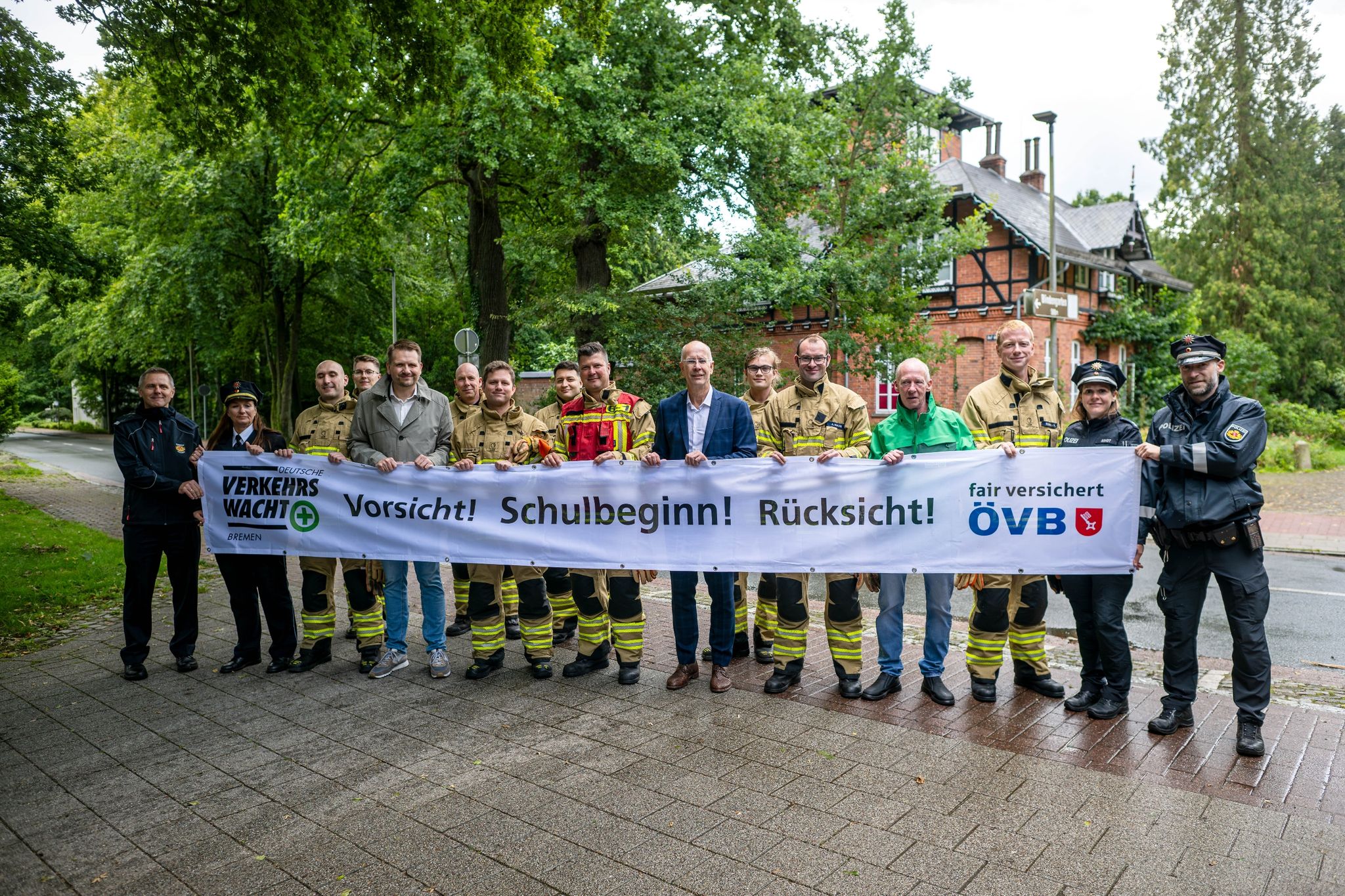 Einsatzkräfte Halten Ein Banner Mit Der Aufschrift „Vorsicht! Schulbeginn Rücksicht!“