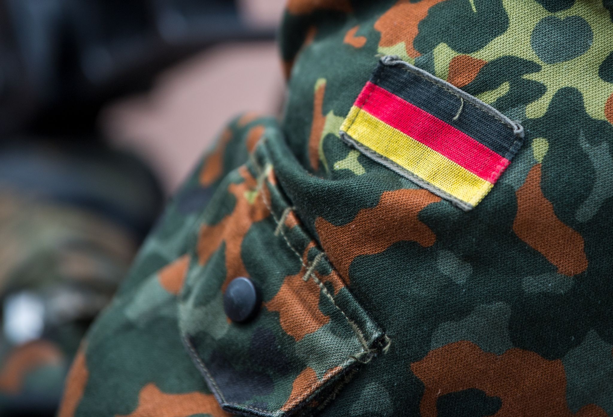 Der Bundestag Hatte 2021 Beschlossen, Dass Homosexuelle Soldaten Für Ihre Benachteiligung In Der Bundeswehr Und Der Nationalen Volksarmee Der DDR Entschädigt Werden.