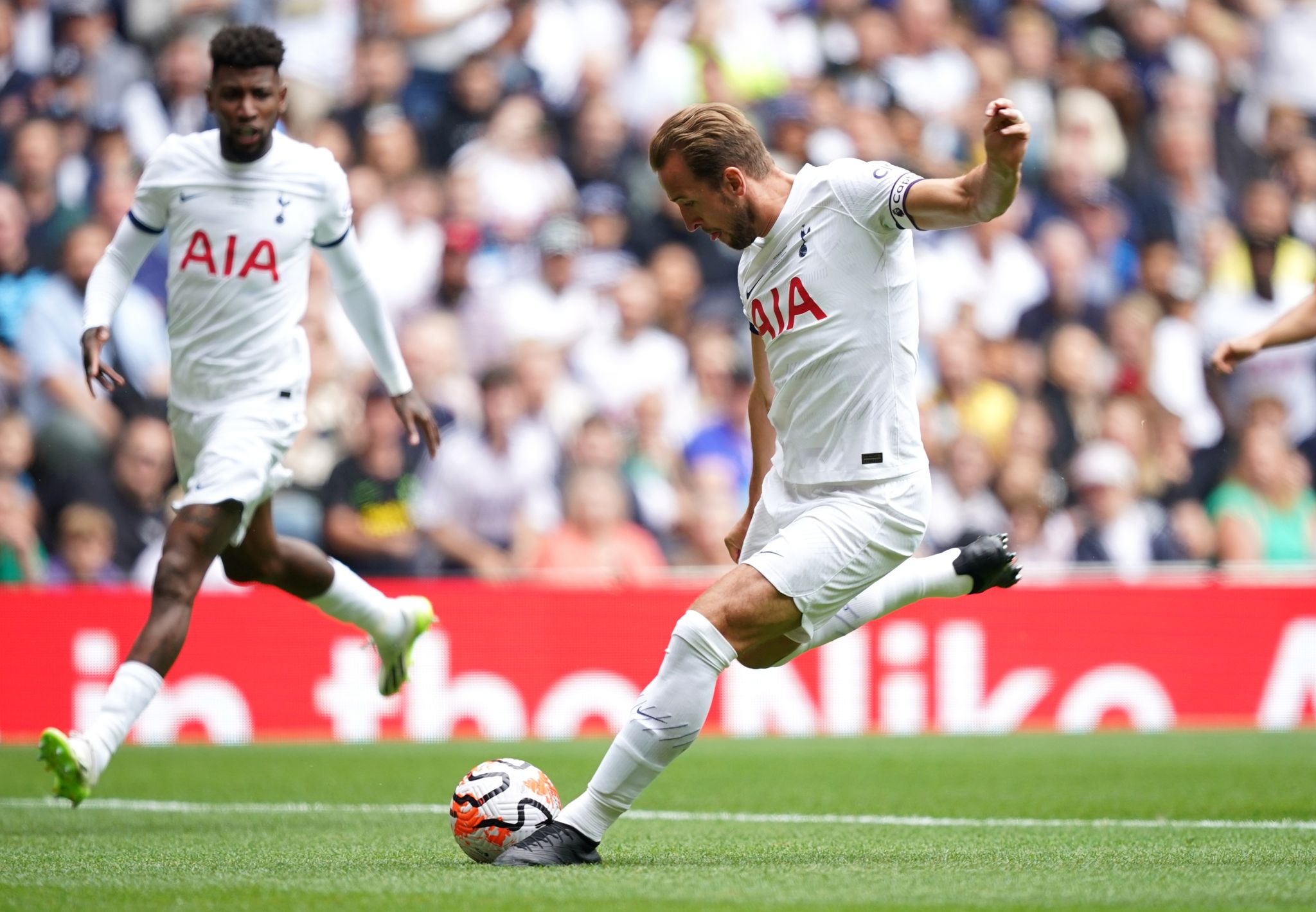 Der Transferpoker Um Harry Kane (r) Von Tottenham Hotspur Geht Weiter.
