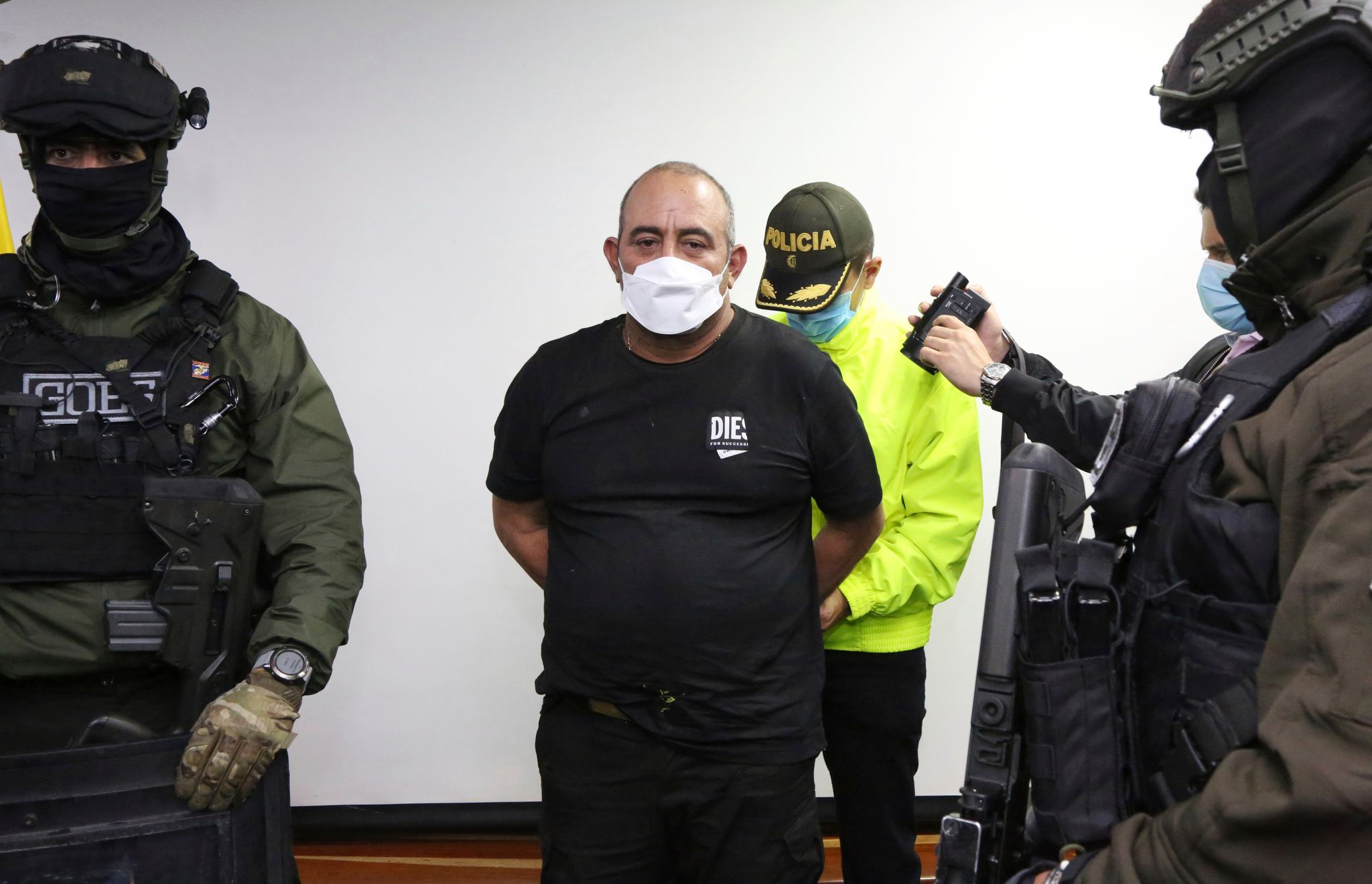 Dairo Antonio Usuga Alias «Otoniel» Wird Im Oktober 2021 Bei Seiner Ankunft In Bogota In Handschellen Abgeführt.