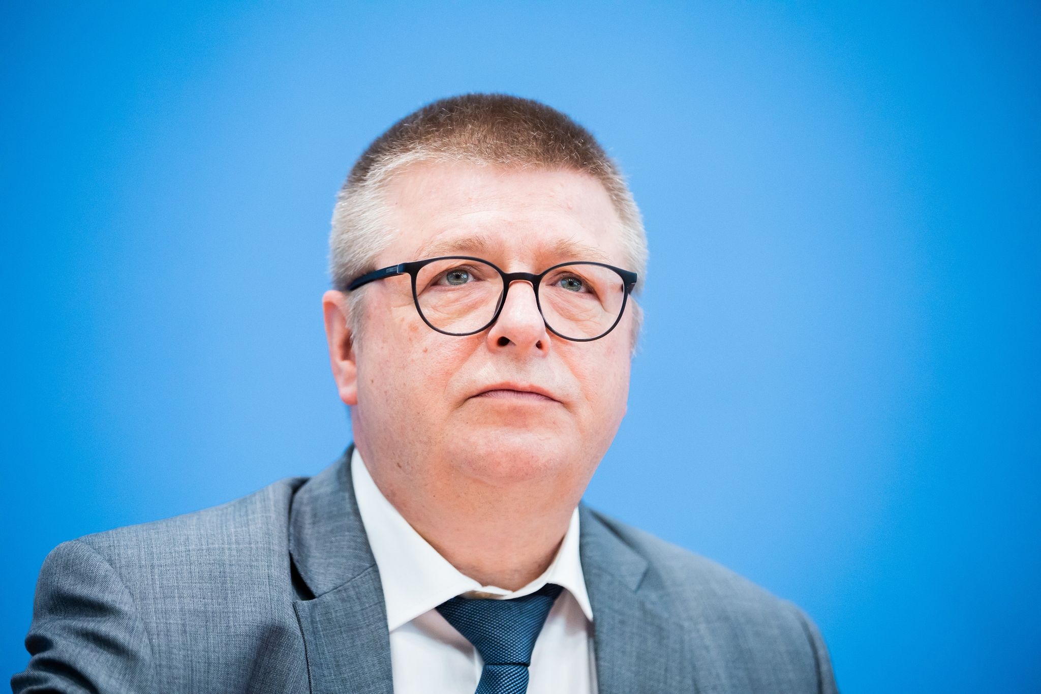 Verfassungsschutzpräsident Thomas Haldenwang Hatte Im Zusammenhang Mit Der Europawahlversammlung Der AfD Davon Gesprochen, Dass «diverse Wahlbewerber Rechtsextremistische Verschwörungstheorien» Geäußert Hätten.