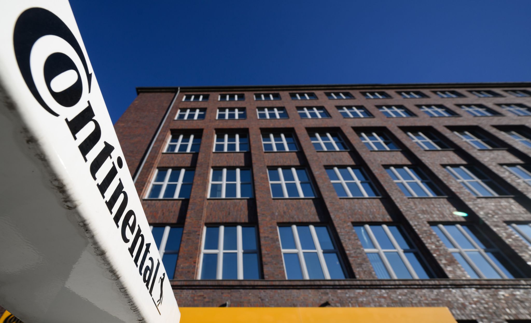Ein Schriftzug Hängt An Der Konzernzentrale Der Continental AG.