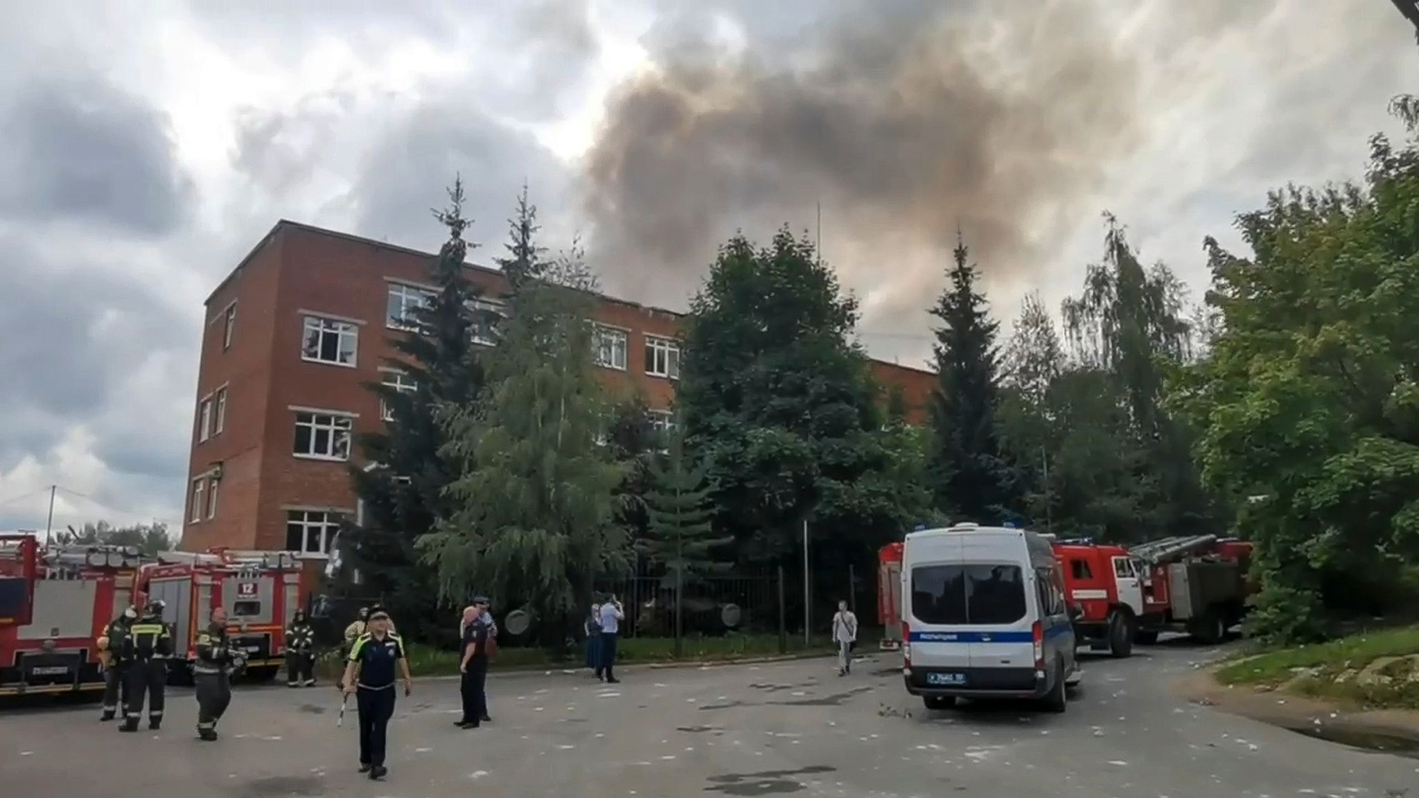 Rauch Steigt über Dem Fabrikgelände In Sergijew Possad Auf.