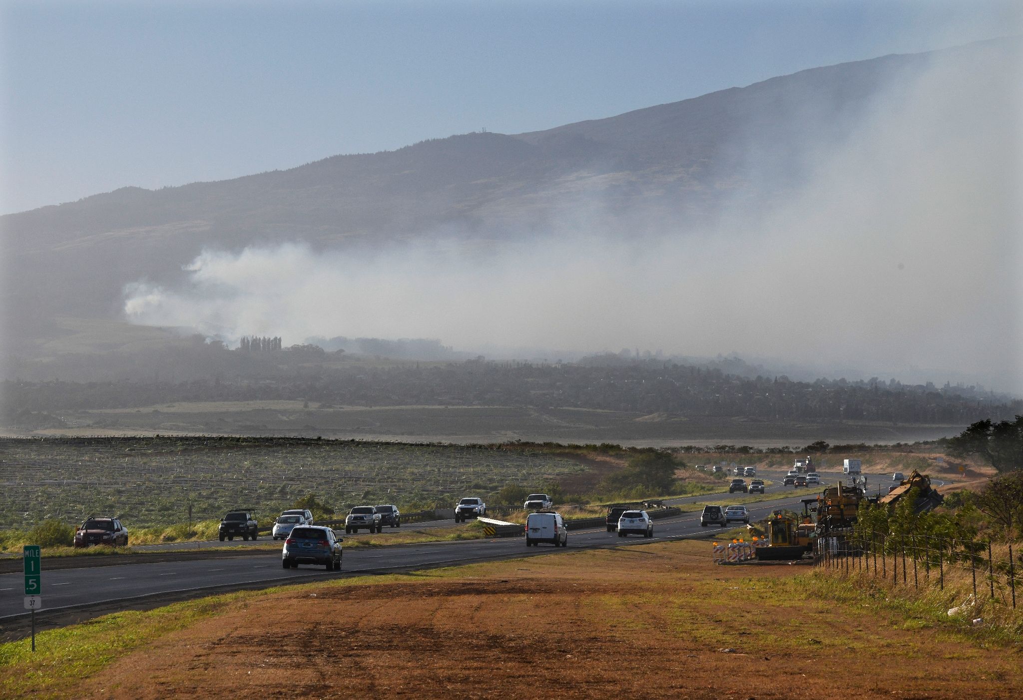 Rauch Weht über Den Hang Des Vulkans Haleakala Auf Hawaii Von Einem Feuer Im Landesinneren.