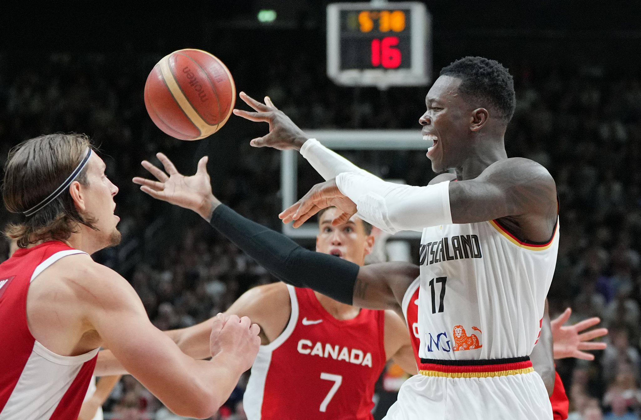 Dennis Schröder (r) Setzte Sich Mit Dem DBB-Team Gegen Kanada Durch.
