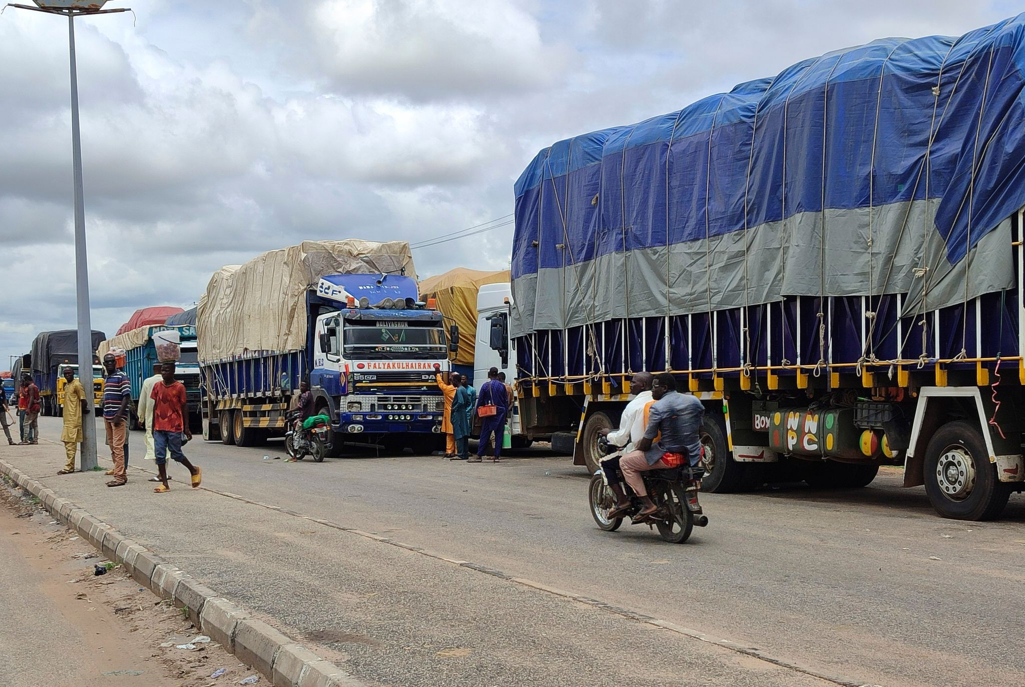 Lastwagen Stehen An Der Grenze Zwischen Nigeria Und Niger.