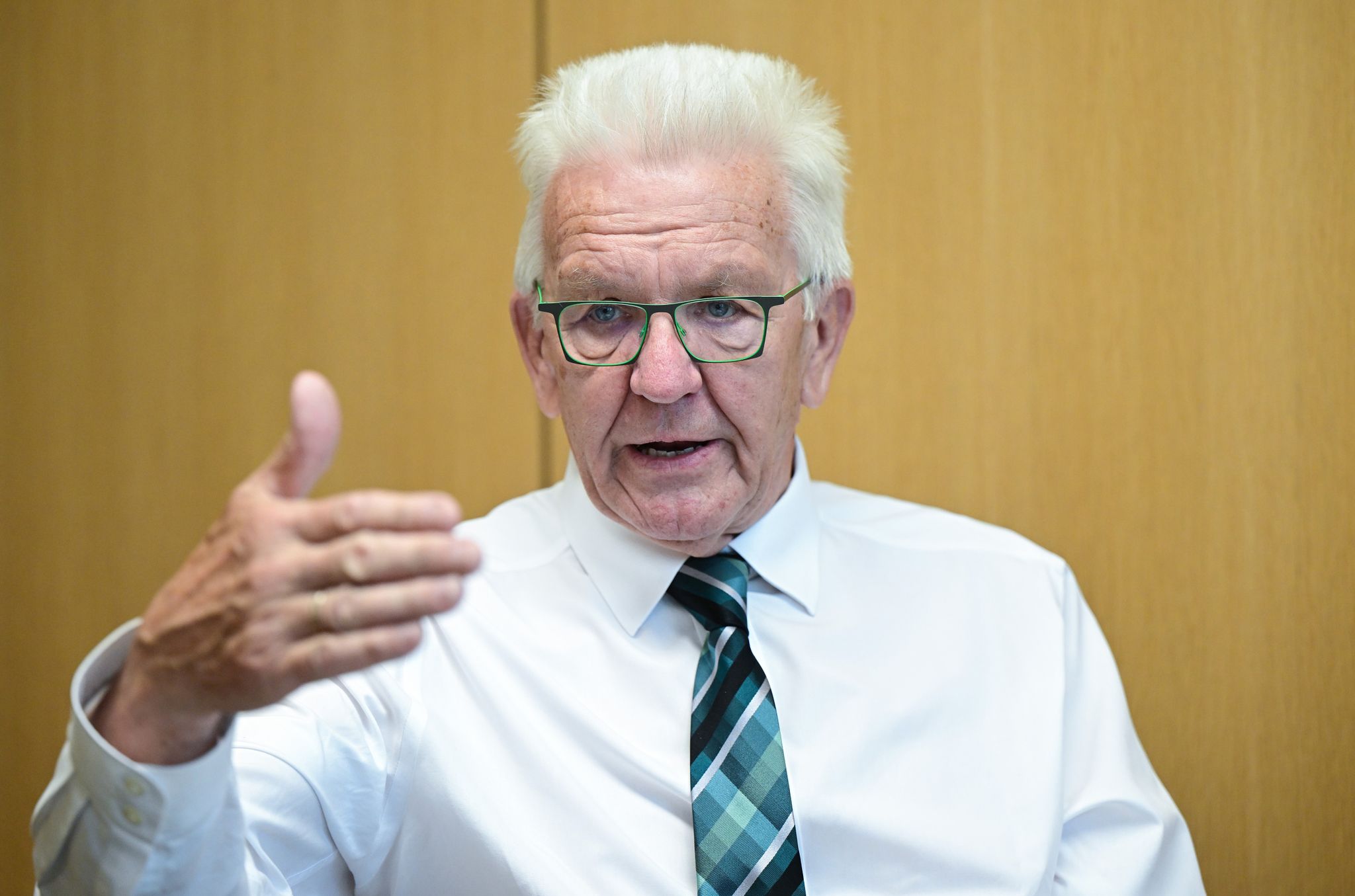 Baden-Württembergs Ministerpräsident Winfried Kretschmann äußert Sich Zur Geplanten Kürzung Des Elterngelds.