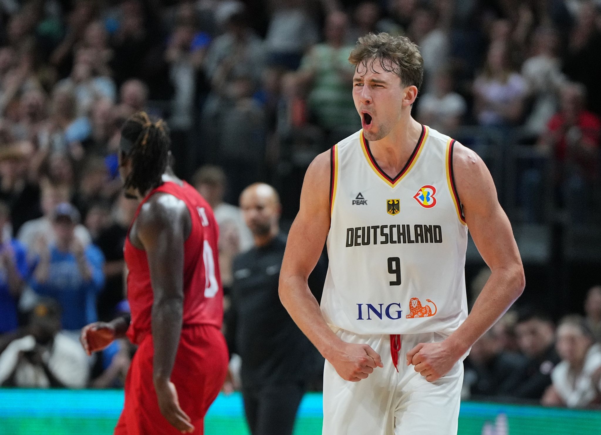 Deutschlands Franz Wagner Jubelt Nach Einem Erfolgreichen Korbwurf.