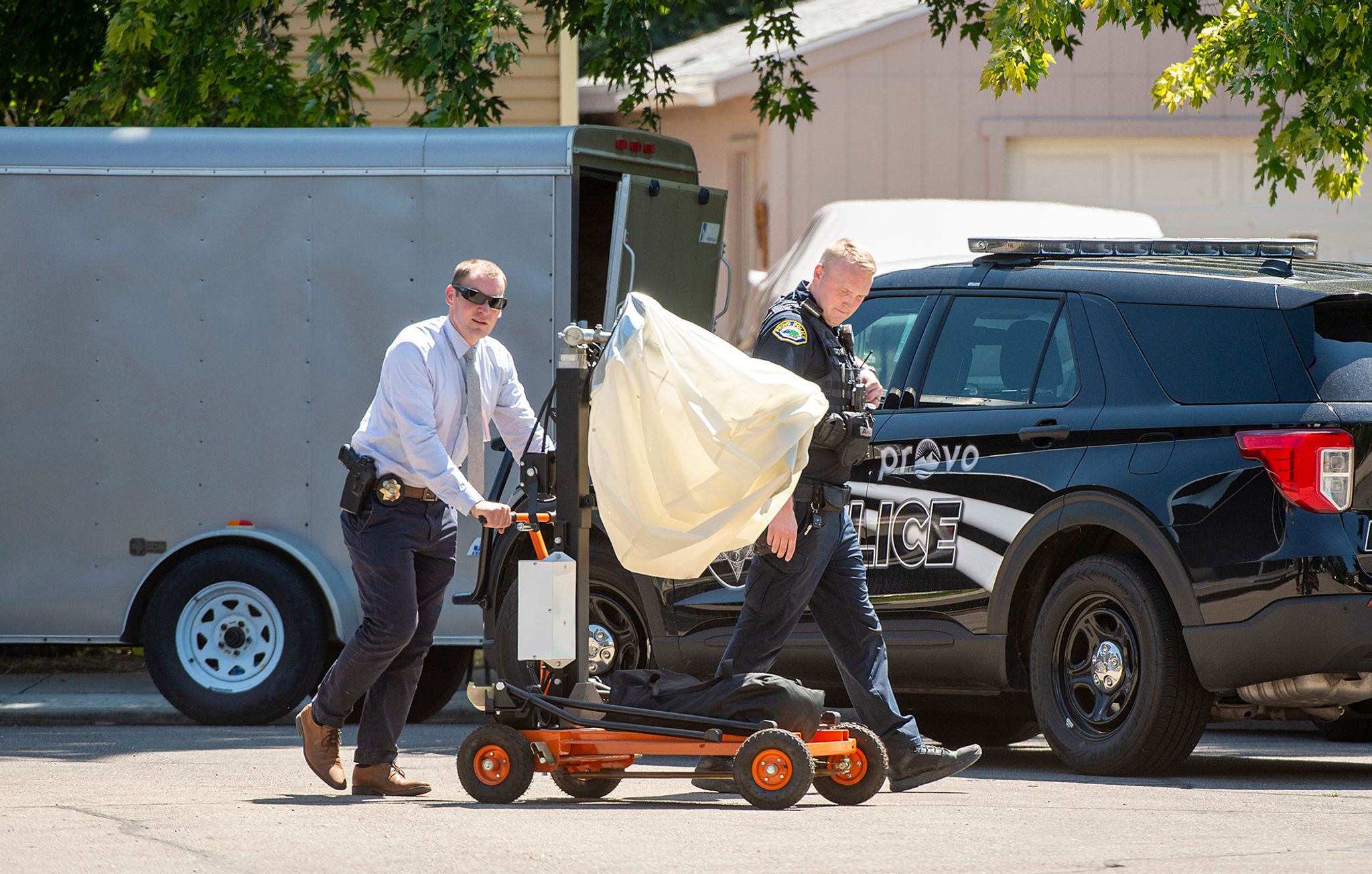 Beamte Untersuchen Ein Haus In Provo Im US-Bundesstaat Utah. Ein Mann Wurde Dort Von FBI-Beamten Während Einer Hausdurchsuchung Erschossen.