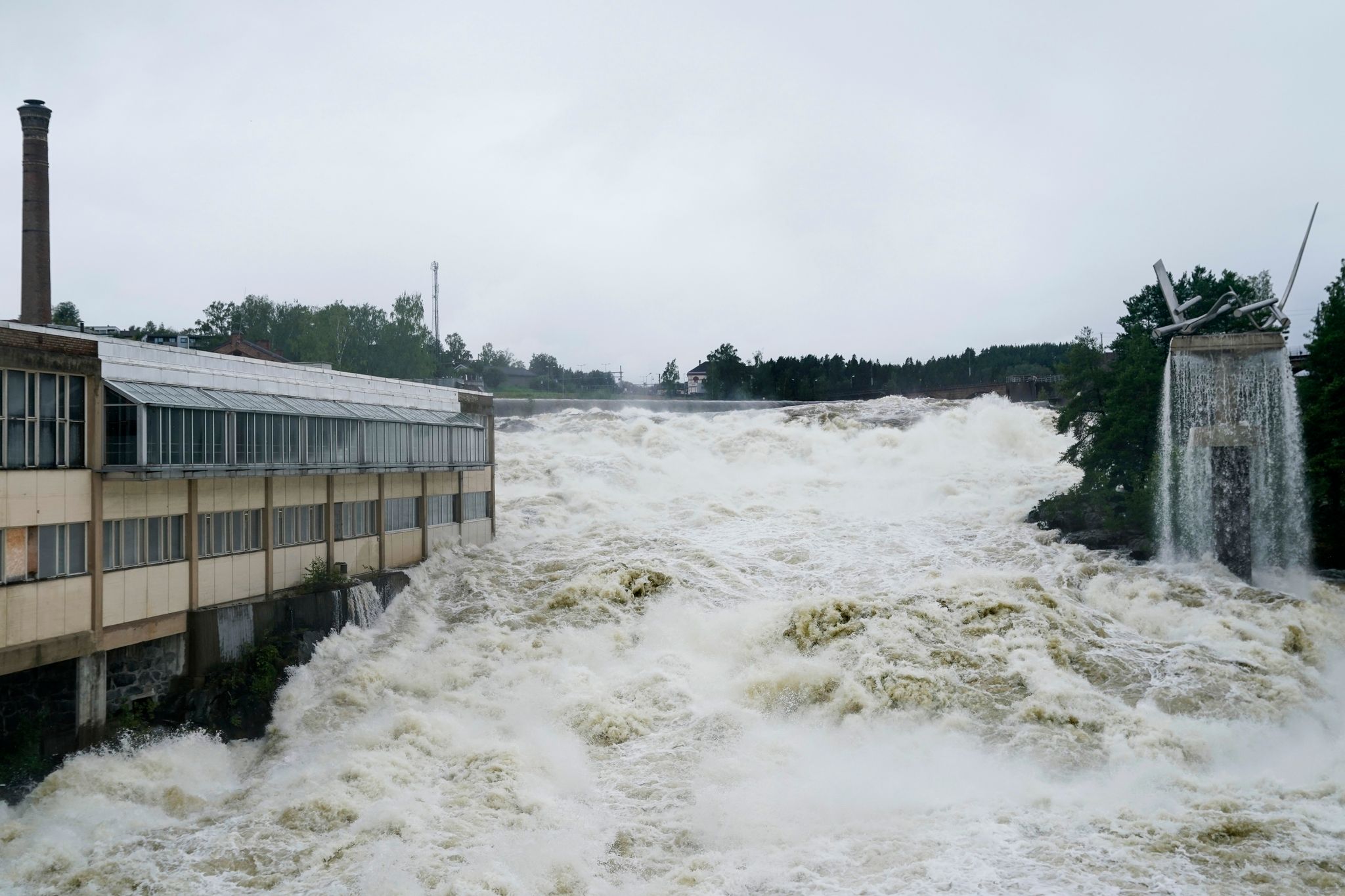 Der Fluss Storelva überschwemmt Das Hoenefoss Center Im Süden Von Norwegen.