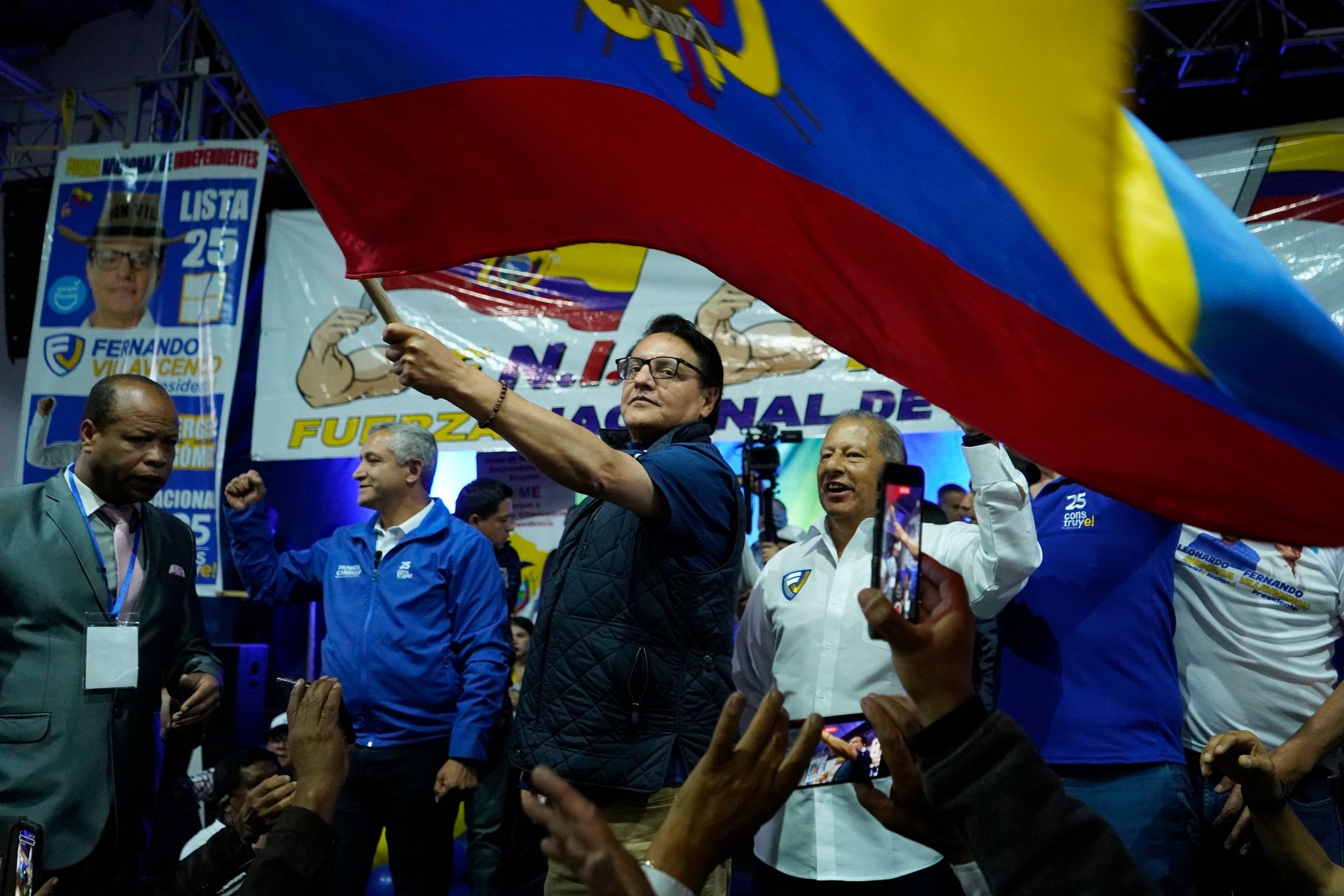 Eine Der Letzten Aufnahmen Von Fernando Villavicencio: Während Einer Wahlkampfveranstaltung In Quito Schwenkt Der Präsidentschaftskandidat Eine Ecuadorianische Nationalflagge. Nach Der Veranstaltung Wurde Er Erschossen.