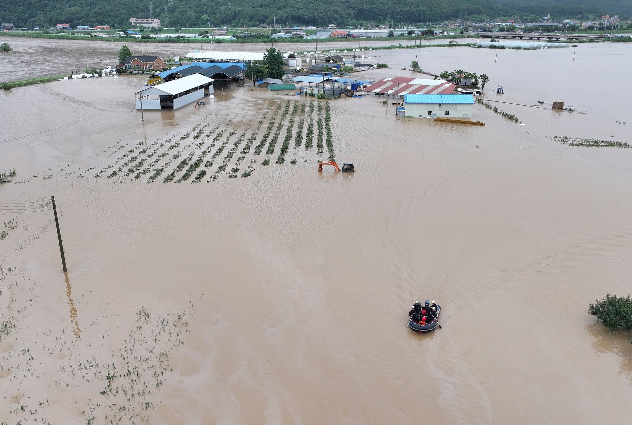 Rettungskräfte Suchen Auf Einem Boot Nach Vermissten Personen Im Hochwasser, Nachdem Der Tropensturm «Khanun» Auf Land Getroffen Ist.