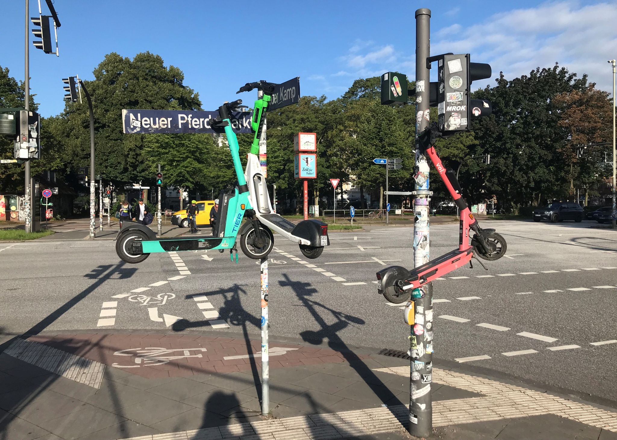 Drei E-Scooter Hängen An Masten Im Hamburger Stadtteil St. Pauli.