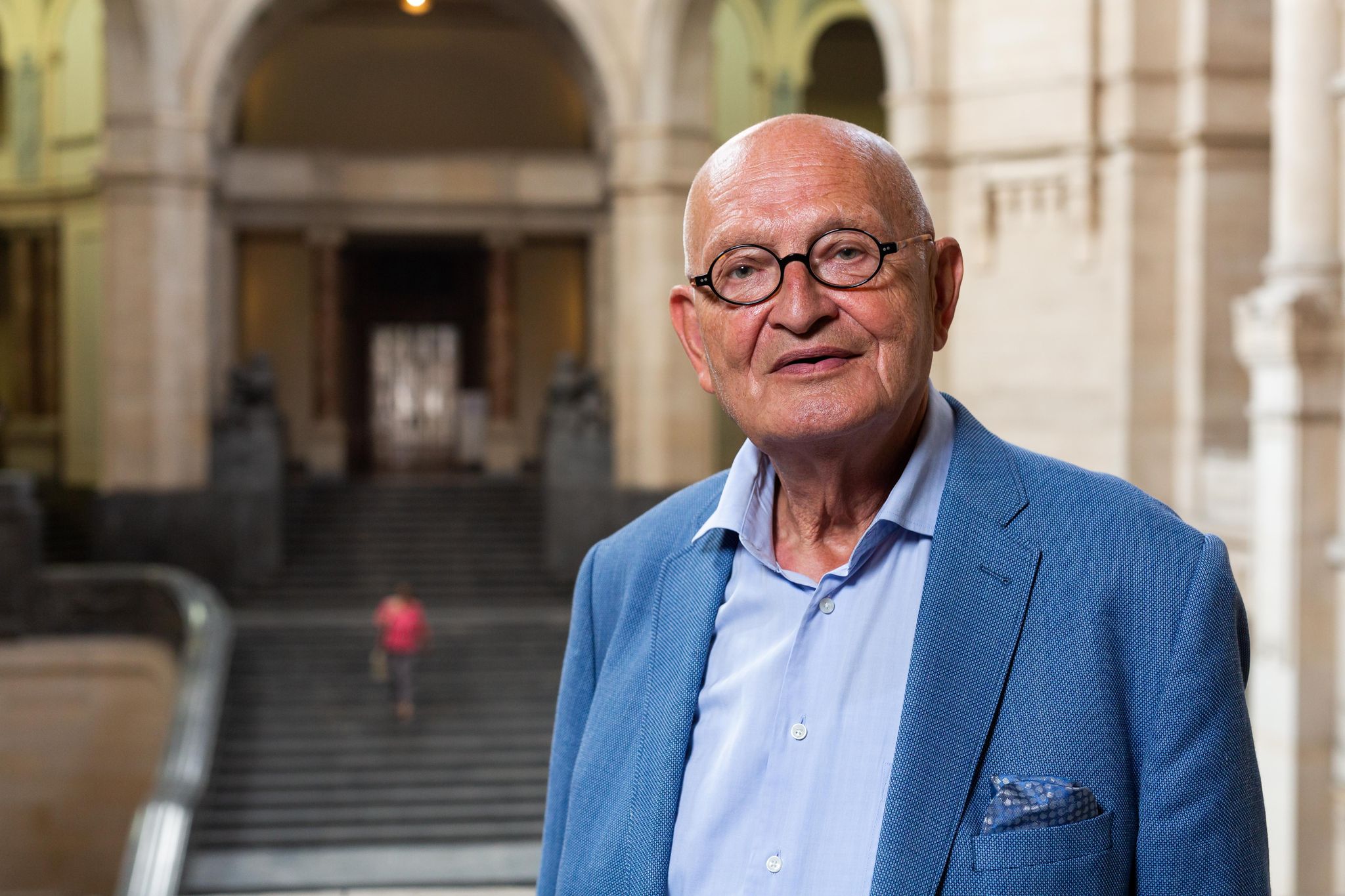 Hannovers Ehemaliger Oberbürgermeister Herbert Schmalstieg Steht Im Neuen Rathaus.