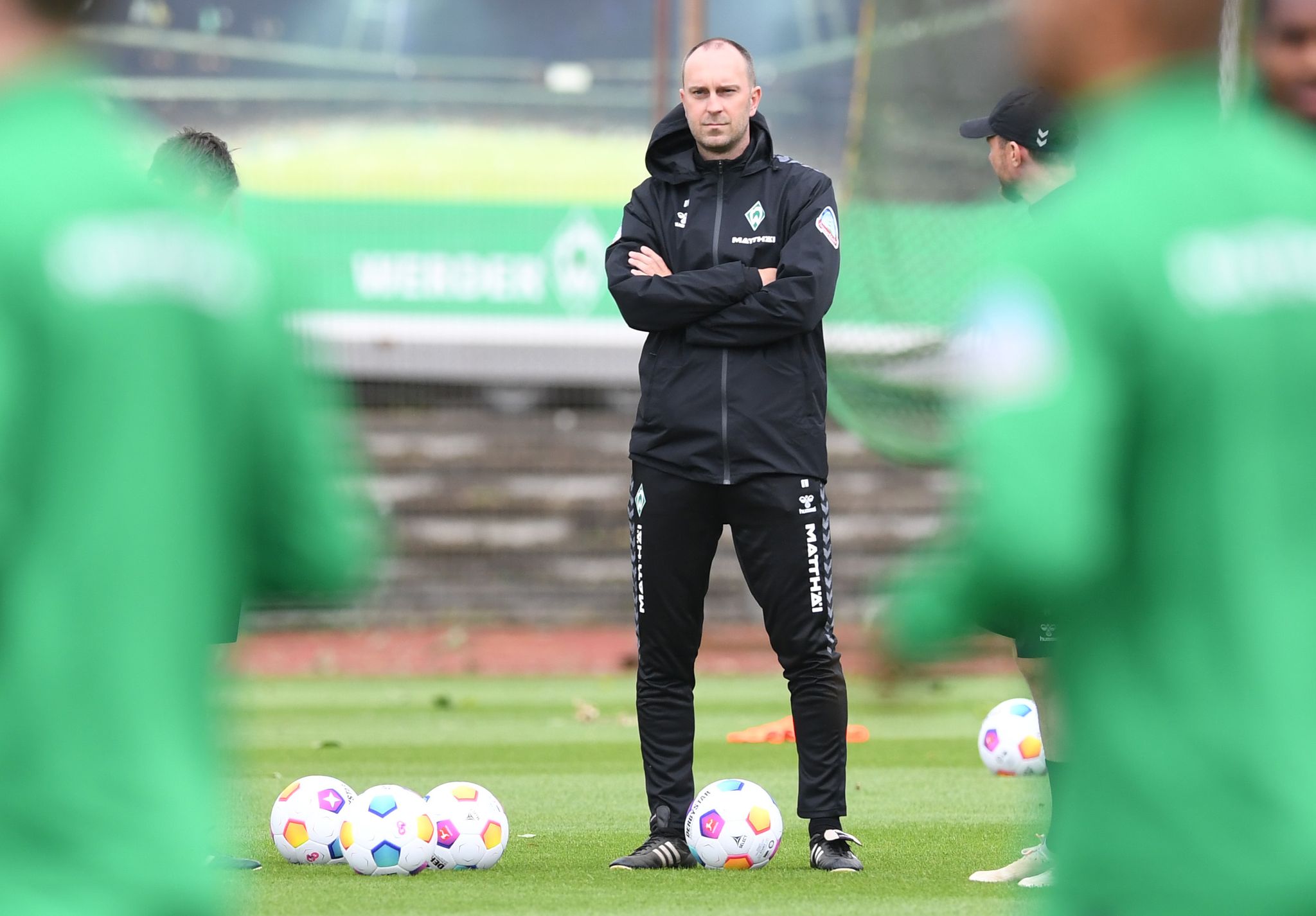 Ole Werner Schaut Seinen Spielern Beim Training Zu.