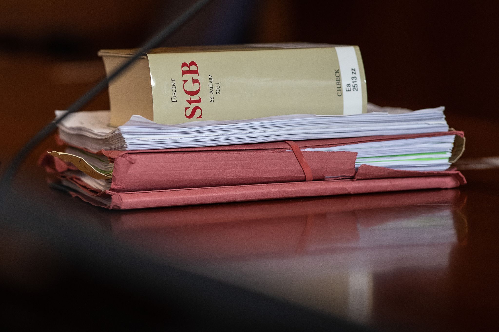 Das Strafgesetzbuch Und Akten Liegen In Einem Gericht Auf Dem Tisch.