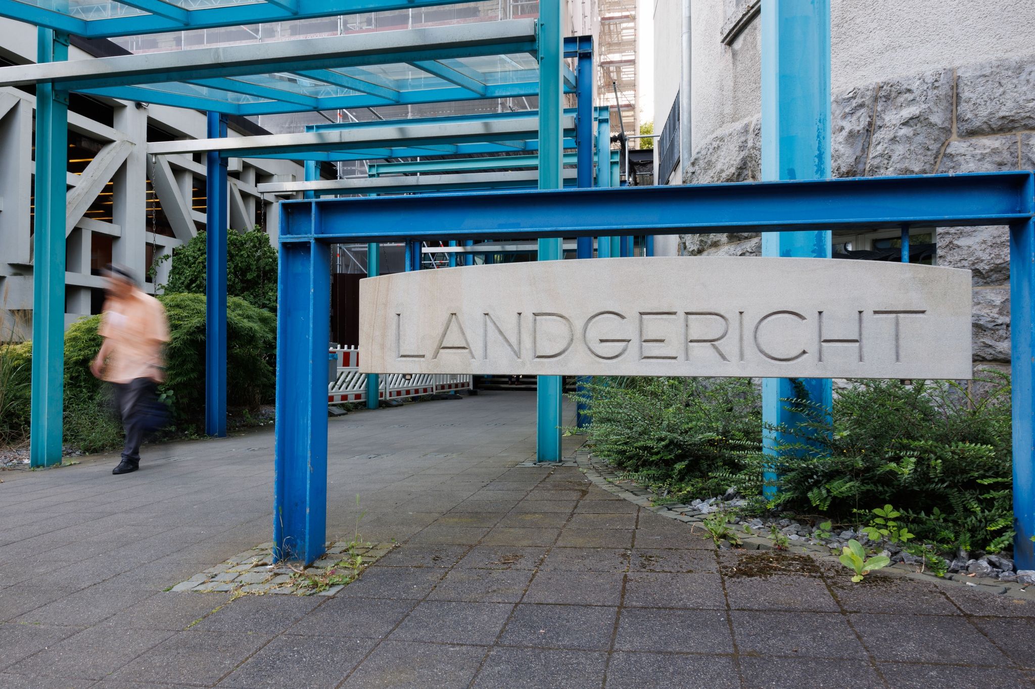 Ein Großes Schild Hängt Am Eingang Zum Landgericht Bielefeld.