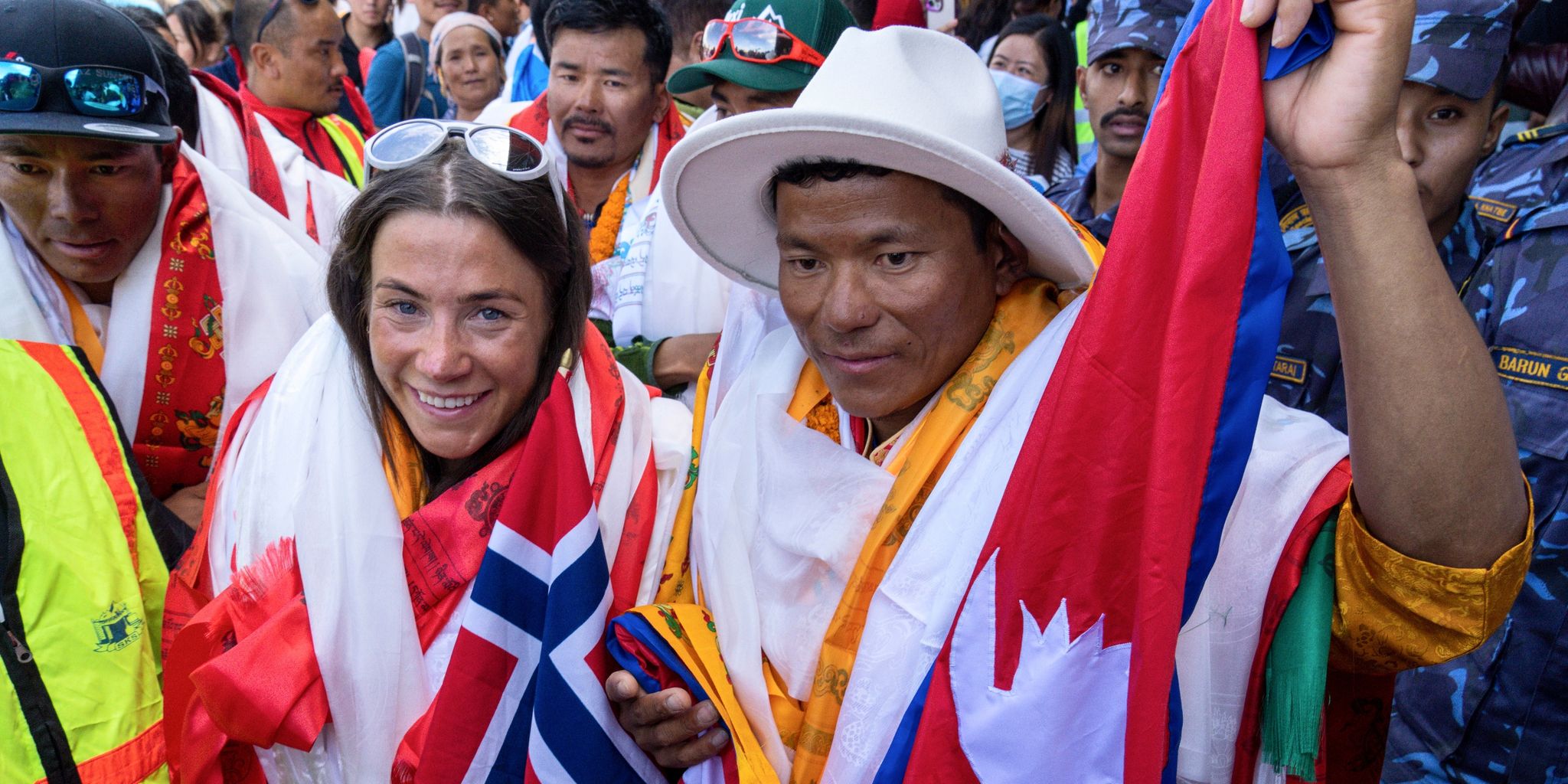 Kristin Harila (l), Bergsteigerin Aus Norwegen, Und Tenjen Sherpa (r), Sherpa-Führer Aus Nepal, Kommen In Kathmandu An.