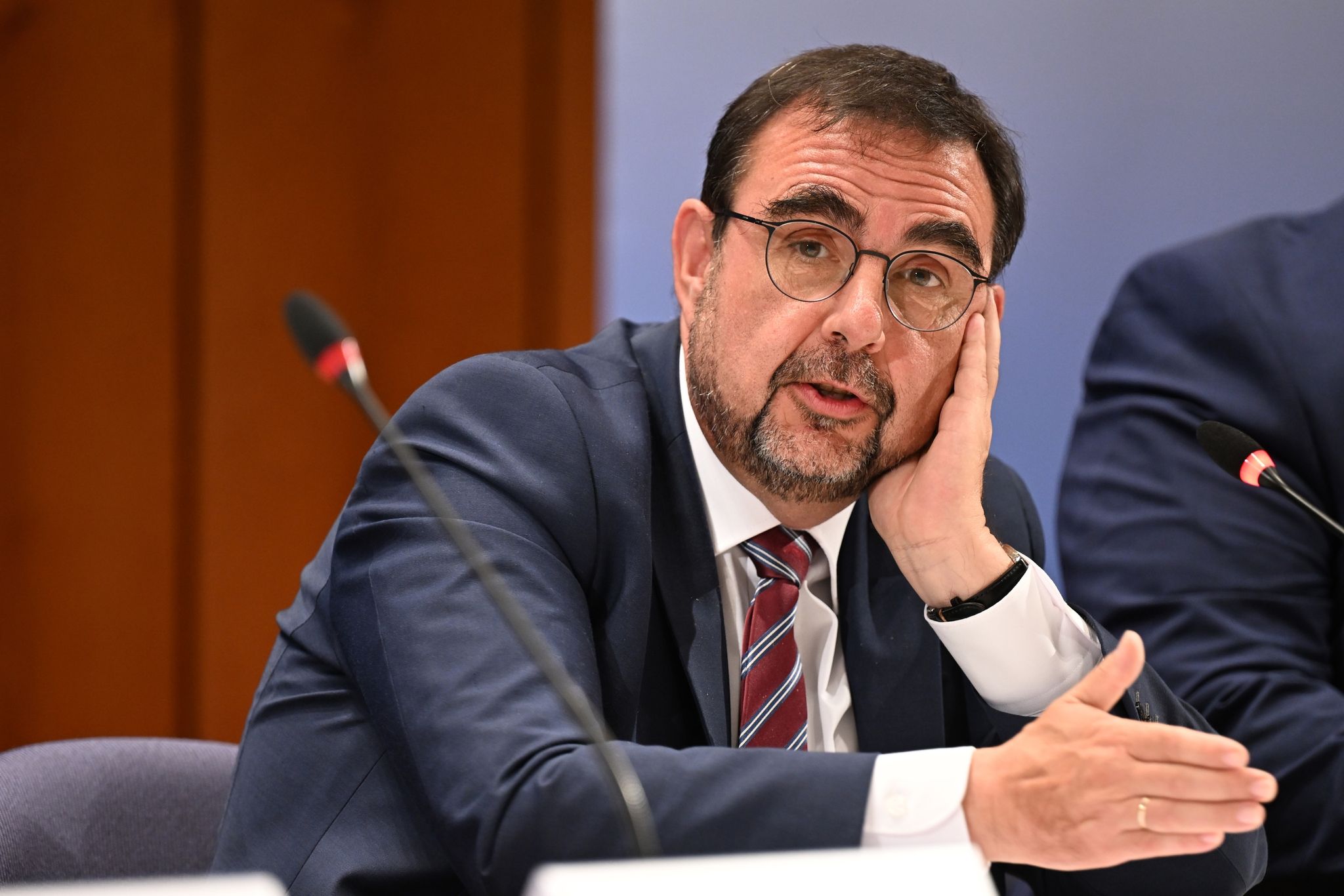 Bayerns Gesundheitsminister Klaus Holetschek Setzt Sich Für Einen Lohnersatz Für Pflegende Angehörige Ein.