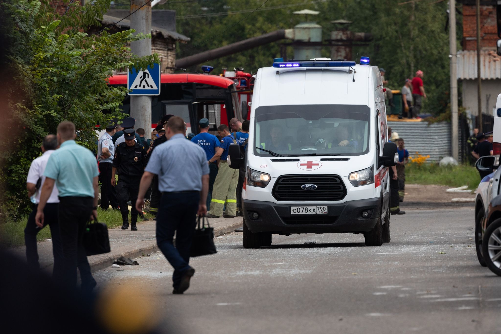 Ein Krankenwagen Verlässt Den Ort Der Explosion  Am Sagorsker Optisch-Mechanischen Werk.