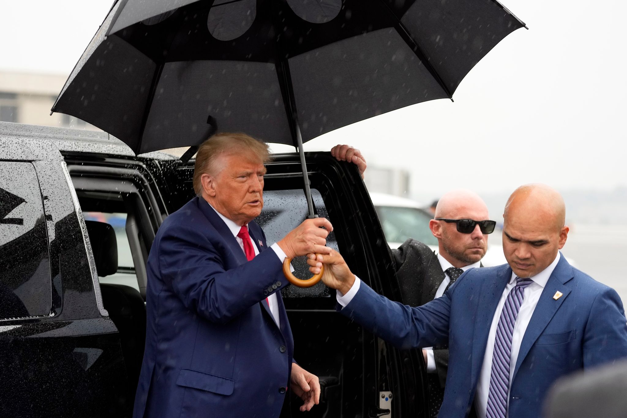 Donald Trump Ist Der Erste Ex-Präsident In Der US-Geschichte, Der Sich Wegen Mutmaßlicher Straftaten Vor Gericht Verantworten Muss.