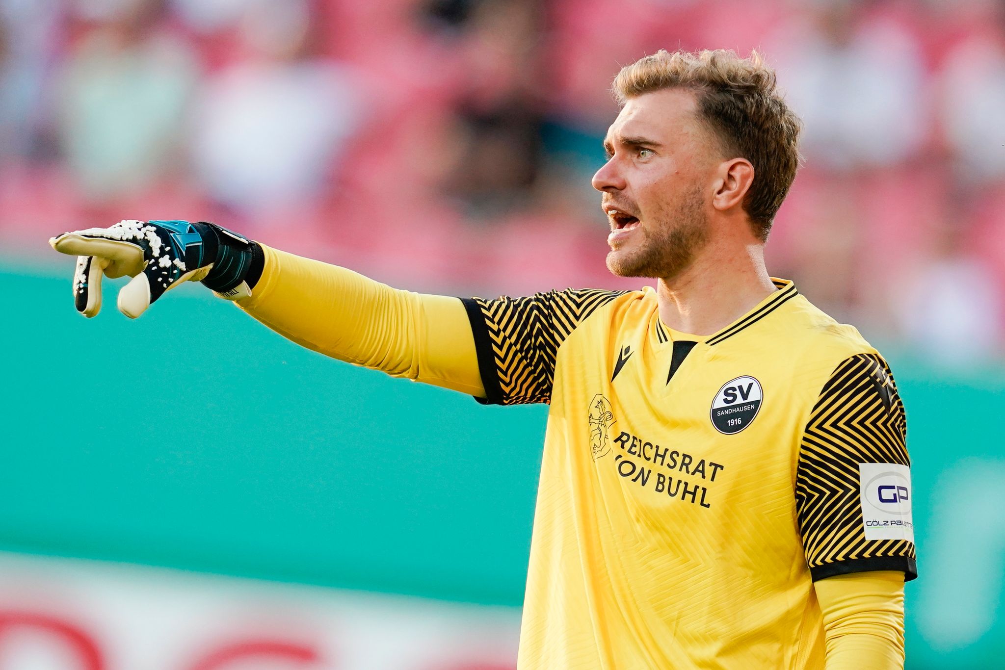 Sandhausens Torwart Nikolai Rehnen Gestikuliert.