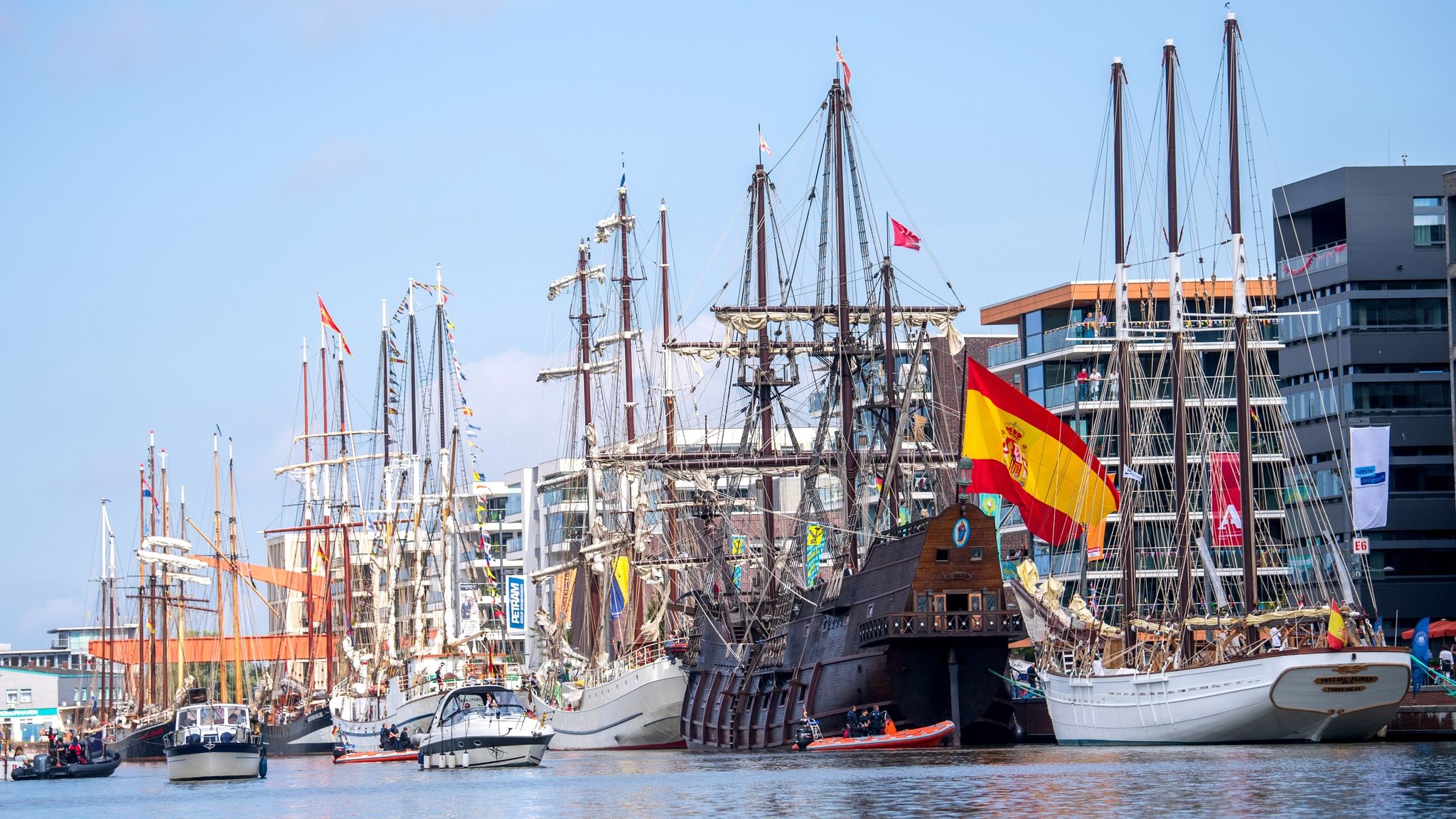 Segelschiffe Liegen Bei Der Eröffnung Der «Maritimen Tage» Im Jahr 2021 Im Hafen.