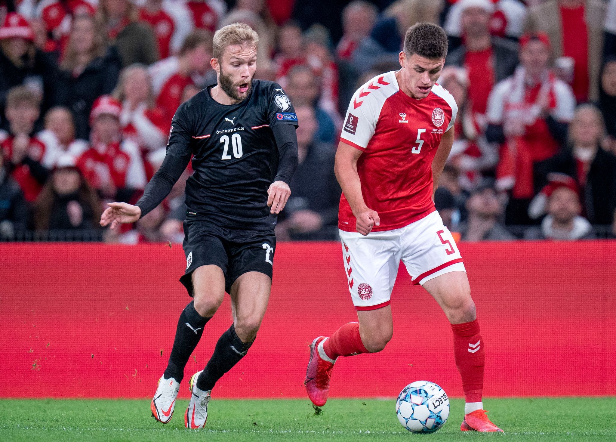 Dänemarks Joakim Maehle (r) Gegen Österreichs Konrad Laimer.