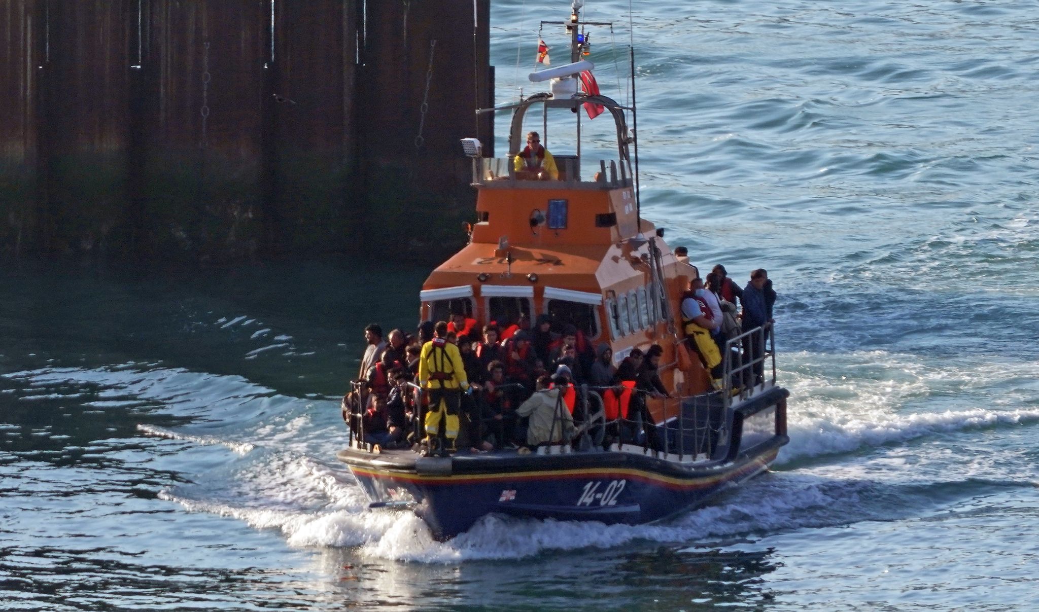 Im Ärmelkanal Haben Britische Seenotretter Am Vergangenen Donnerstag Mehrere Menschen Aus Dem Wassser Gerettet, Bei Denen Es Sich Vermutlich Um Migranten Handelt.