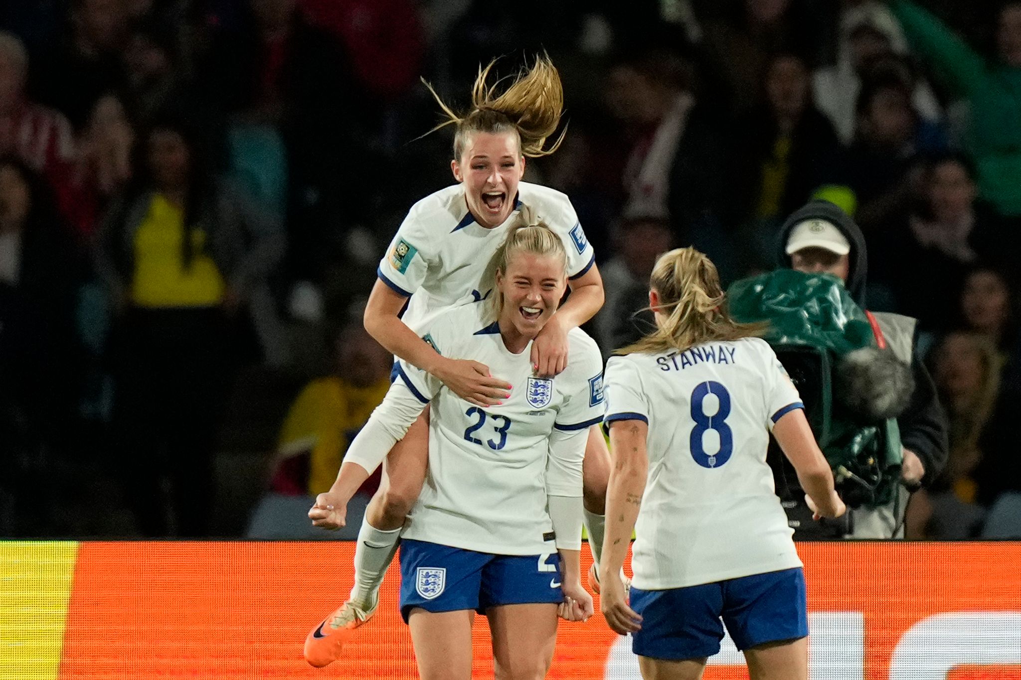 Englands Fußballerinnen Feiern Den Sieg Gegen Turnier-Schreck Kolumbien.