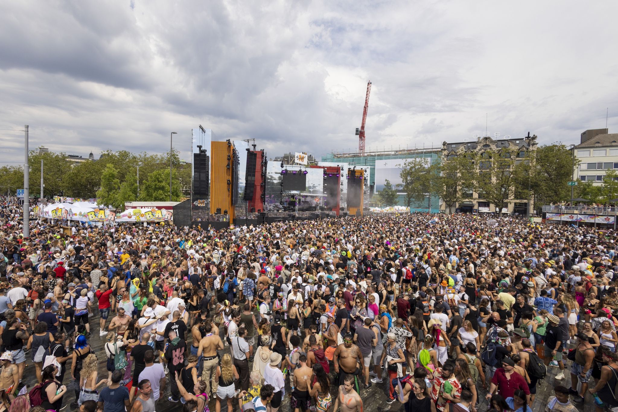 Tausende Tanzende Bei Der «Street Parade» In Zürich.