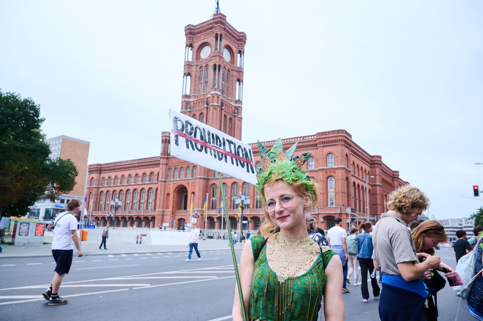 Demonstranten Bei Der Hanfparade In Berlin. Die Teilnehmer Kämpfen Für Die Legalisierung Von Cannabis.