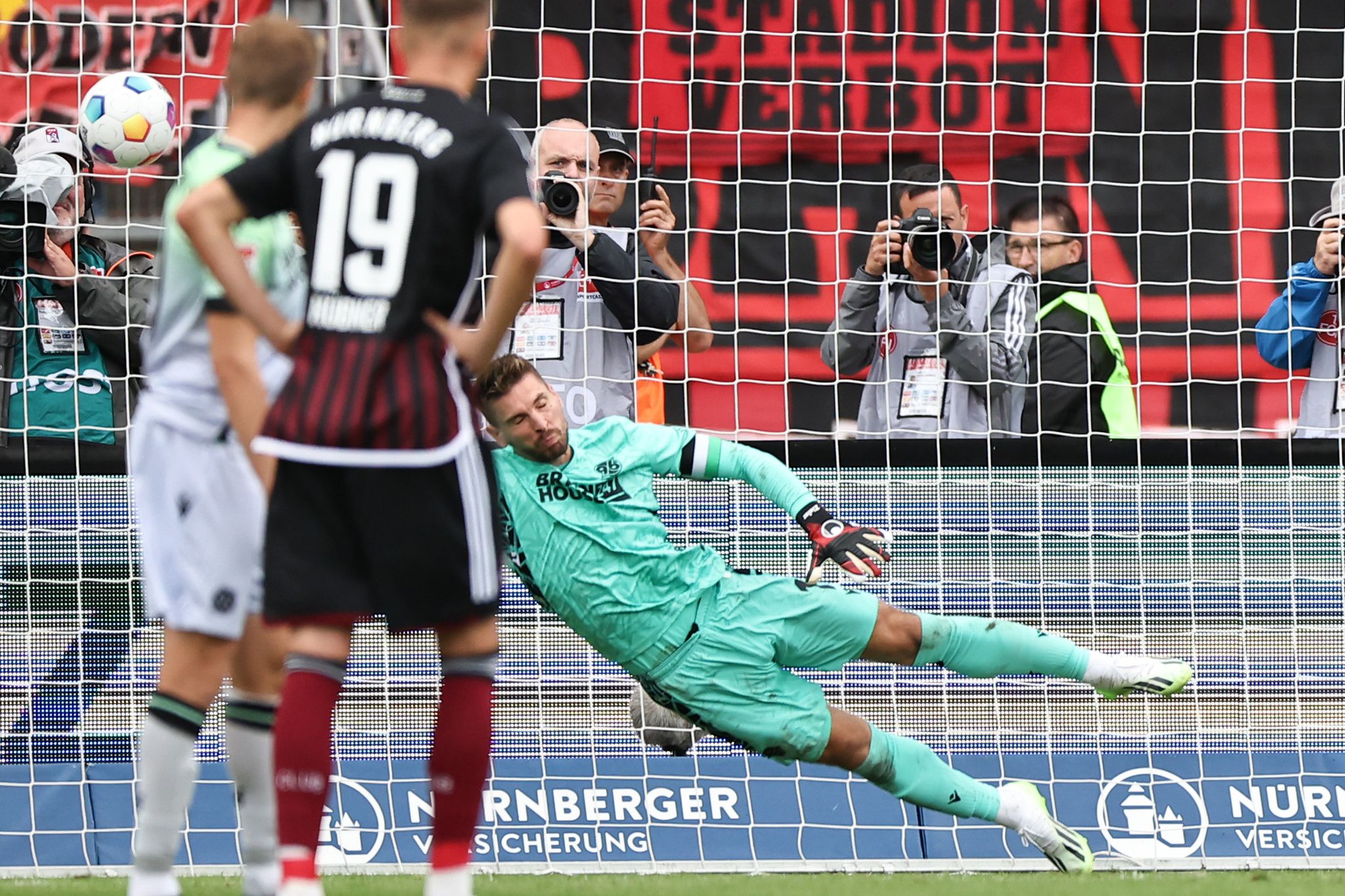 Der Torwart Ron-Robert Zieler (r) Von Hannover Kann Den Schuss Des Nürnberger Can Yilmaz Uzun Per Elfmeter Zum Treffer Zum 2:2 Nicht Halten.