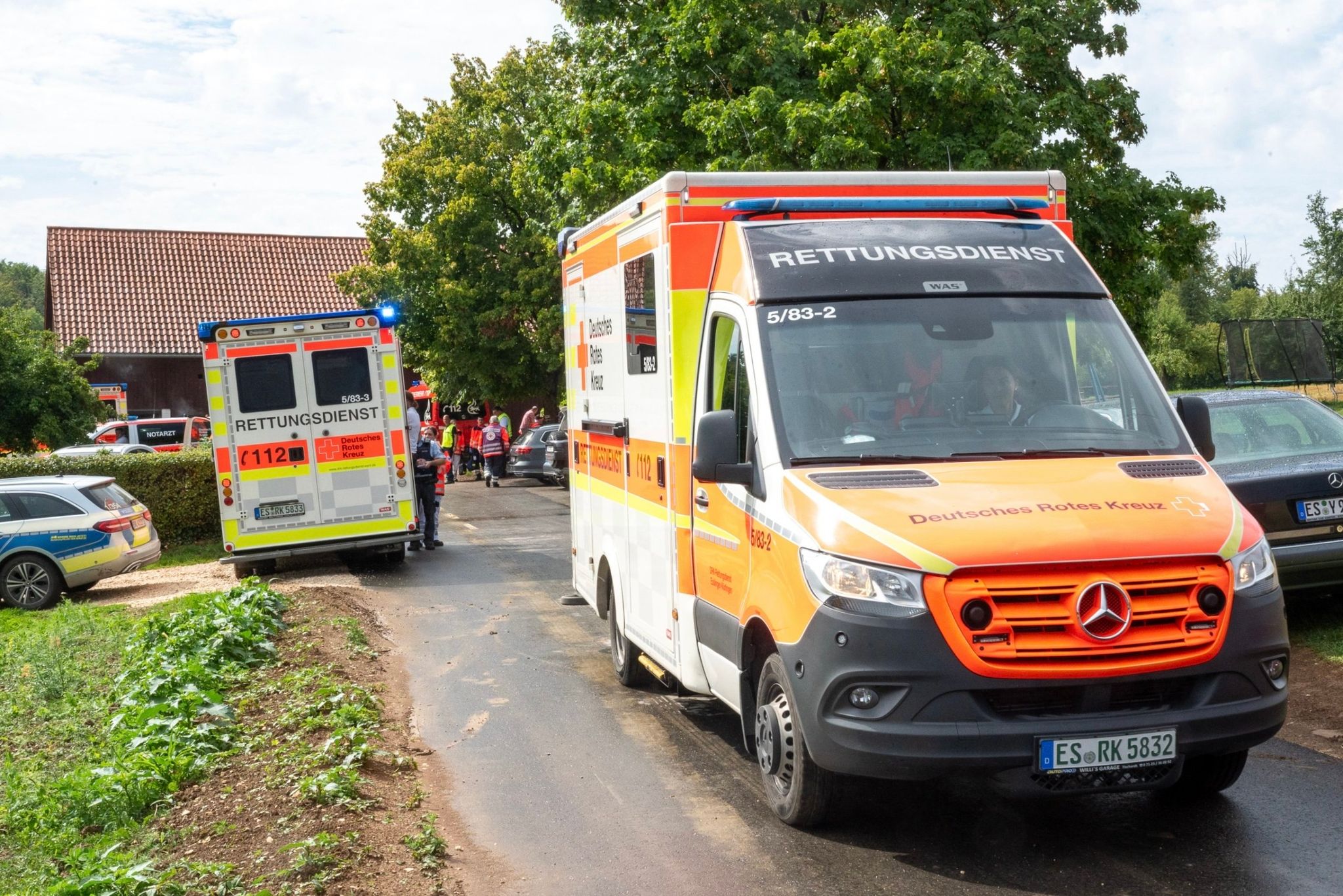 Rettungsdienste Stehen Nahe Der Unglücksstelle.