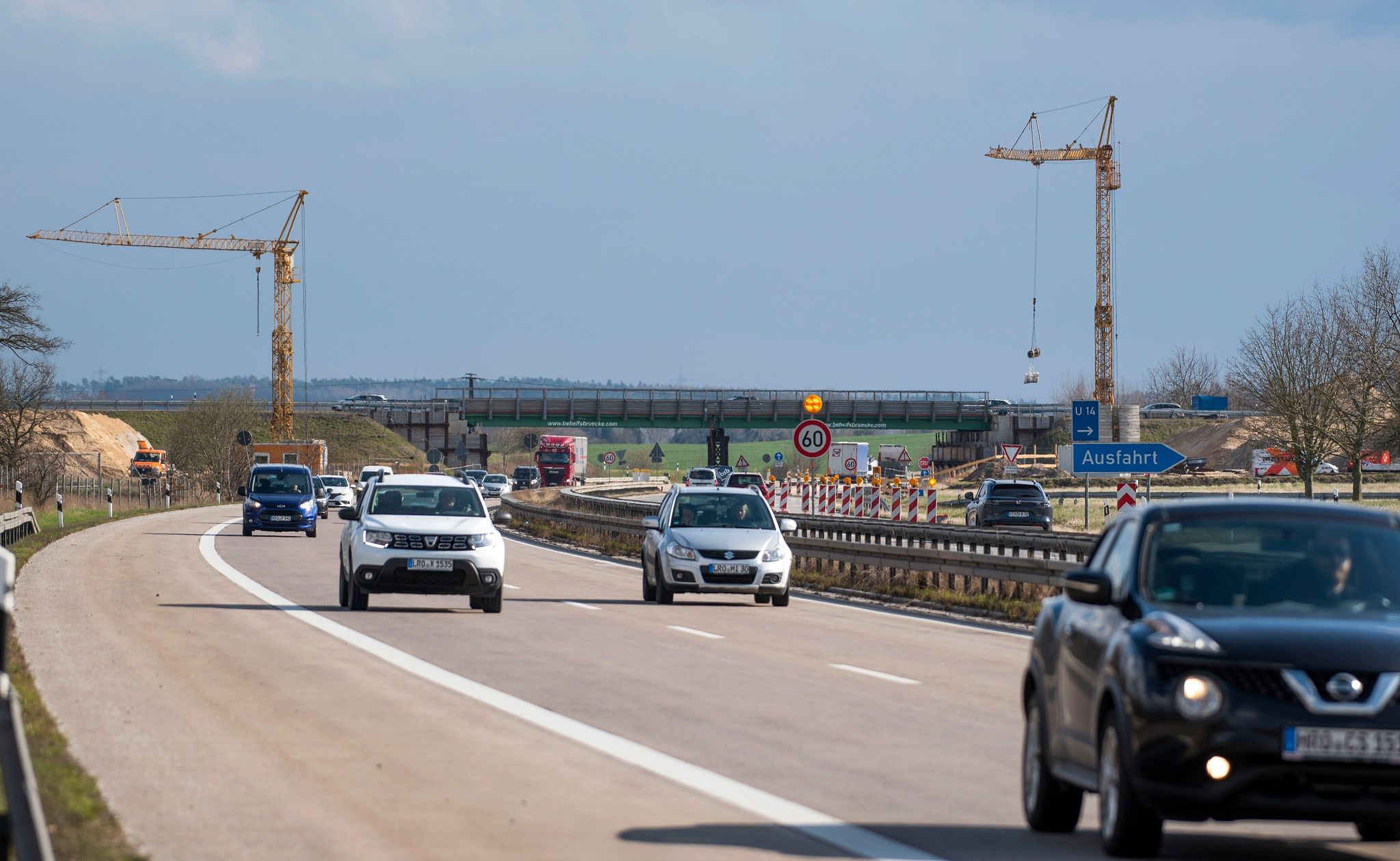 Fahrzeuge Fahren Auf Der Autobahn 19 Südlich Von Rostock. (Archivbild)