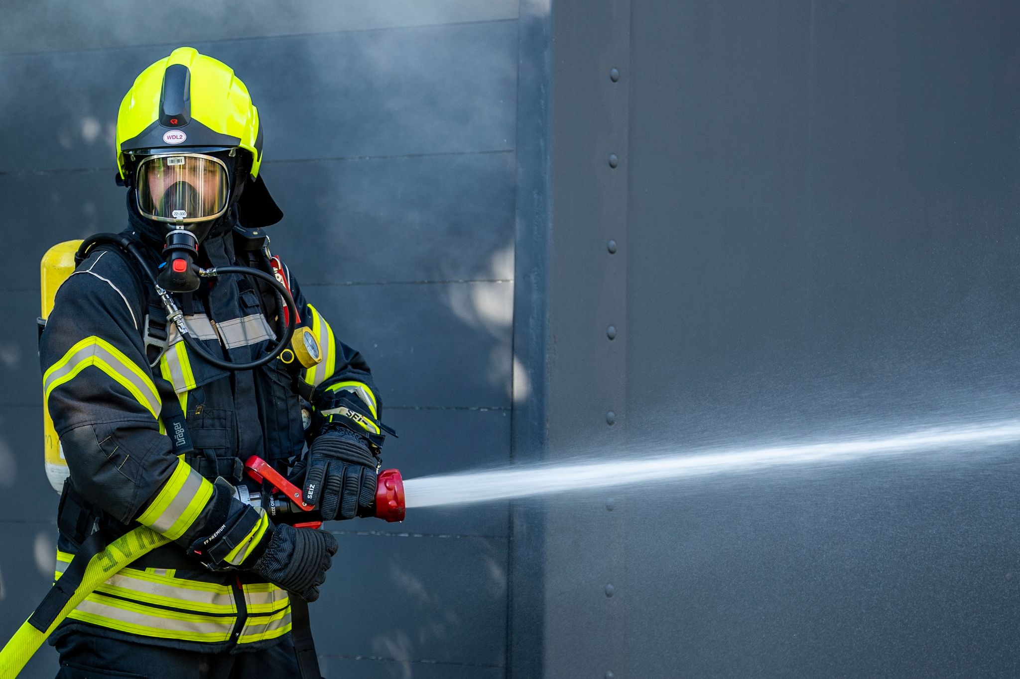 Ein Mitglied Der Feuerwehr Beim Löscheinsatz.
