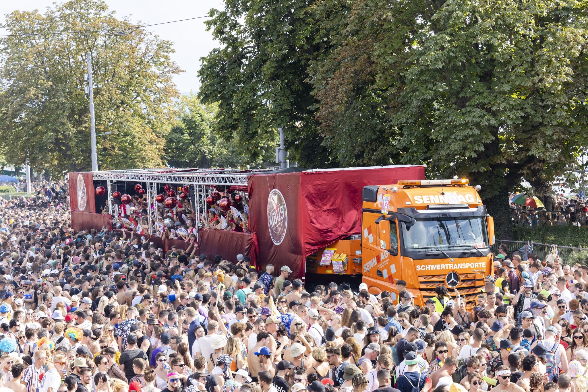 Teilnehmer Tanzen Durch Die Straßen Der Innenstadt In Zürich Bei Der 30. Street Parade.