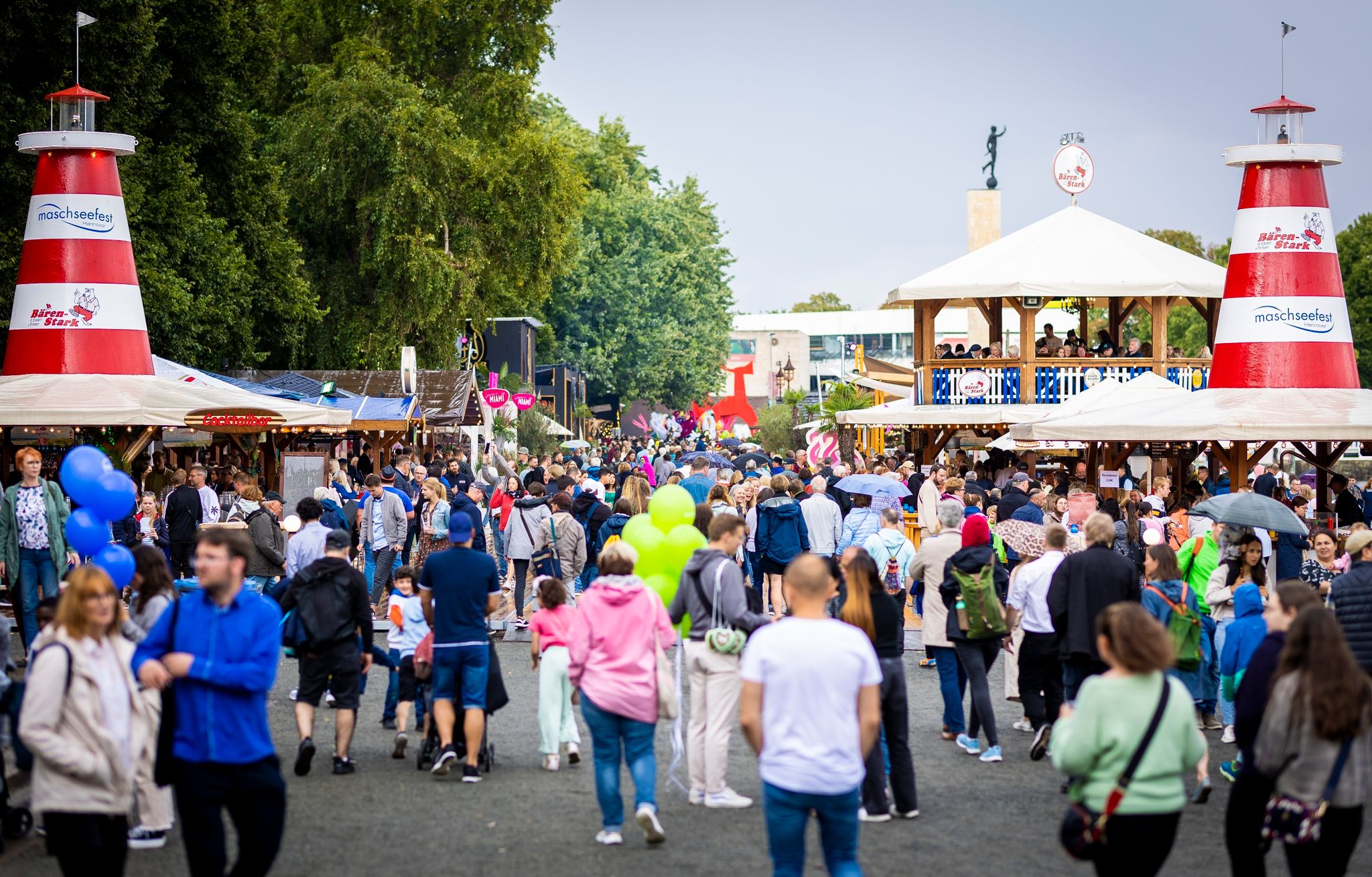 Menschen Verweilen Am Eröffnungstag Vom 36. Maschseefest Am Maschsee-Nordufer.
