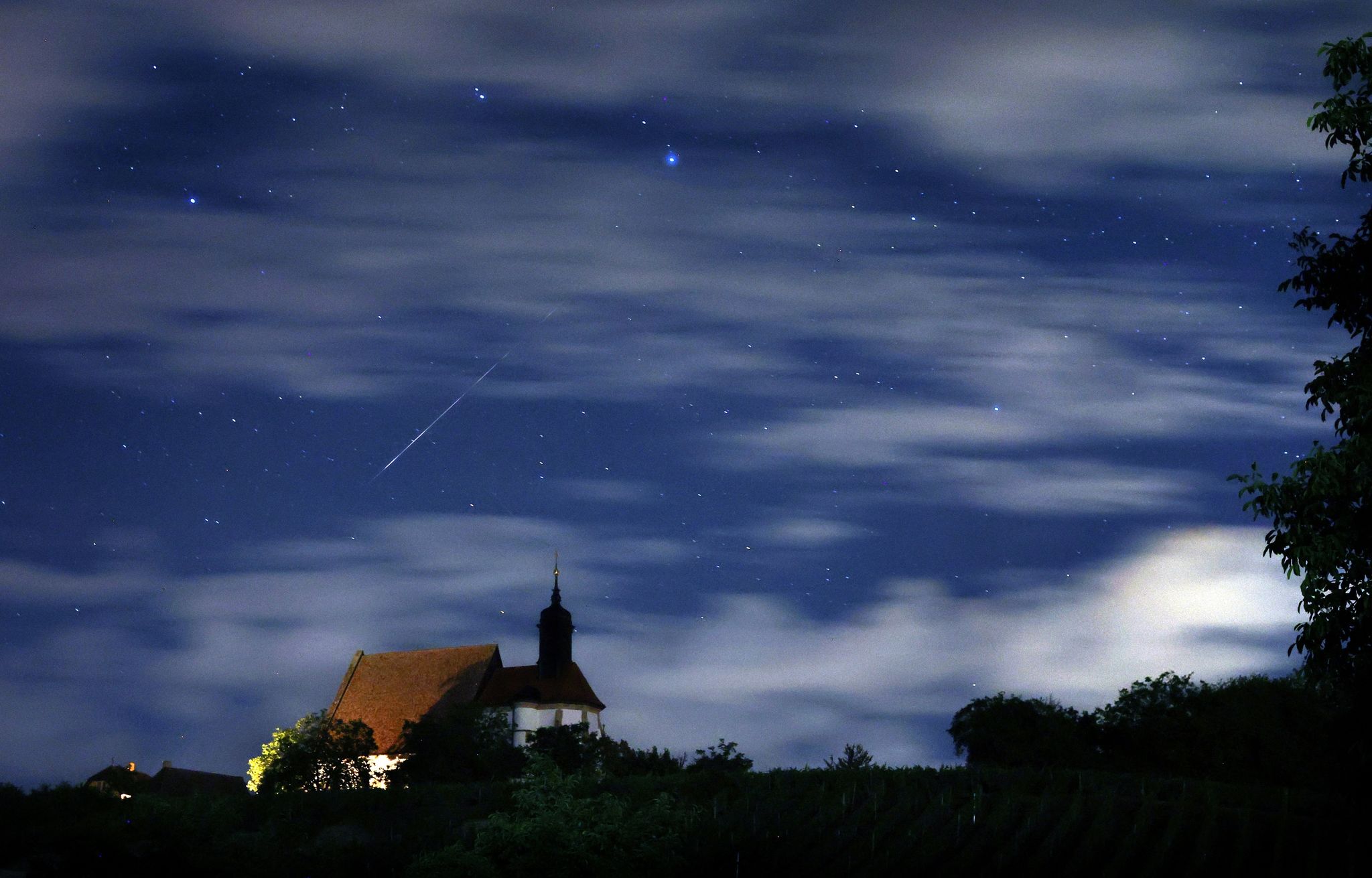 Eine Sternschnuppe Verglüht Am Himmel über Der Wallfahrtskirche Maria Im Weingarten.