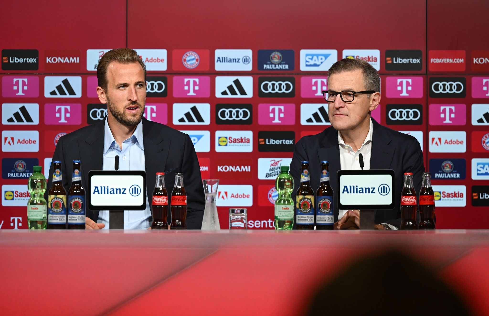 Bayern München Vorstandsvorsitzender Jan-Christian Dreesen (r) Stellt Rekordmann Harry Kane Vor.