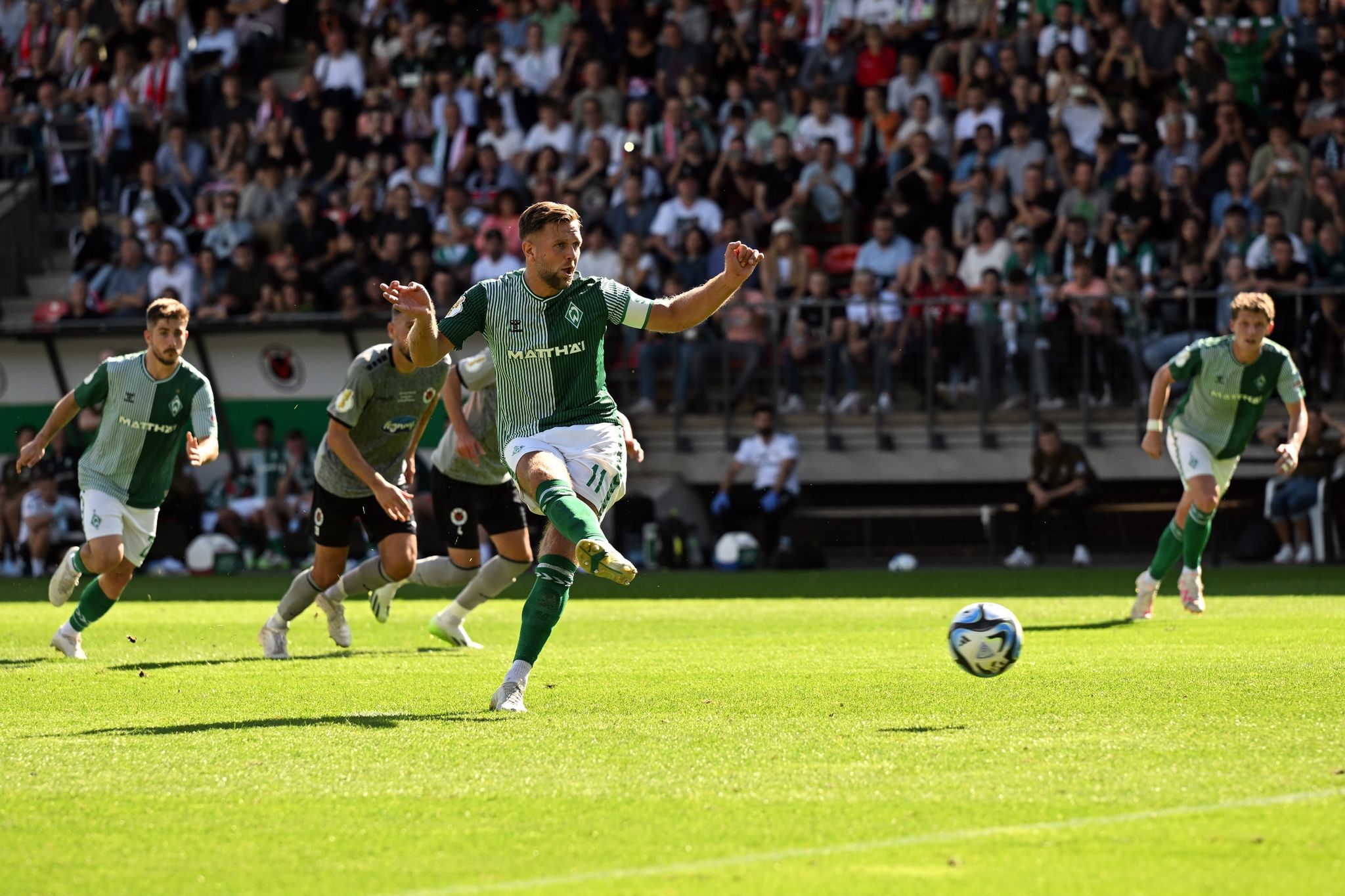 Bremens Niclas Füllkrug Erzielt Das 1:2 Vom Elfmeterpunkt.