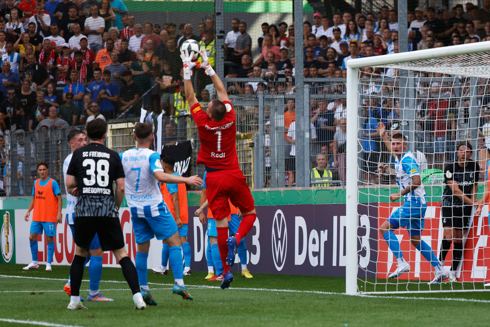 Nur Einmal Musste Er Hinter Sich Greifen: Oberacherns Torwart Mark Redl.