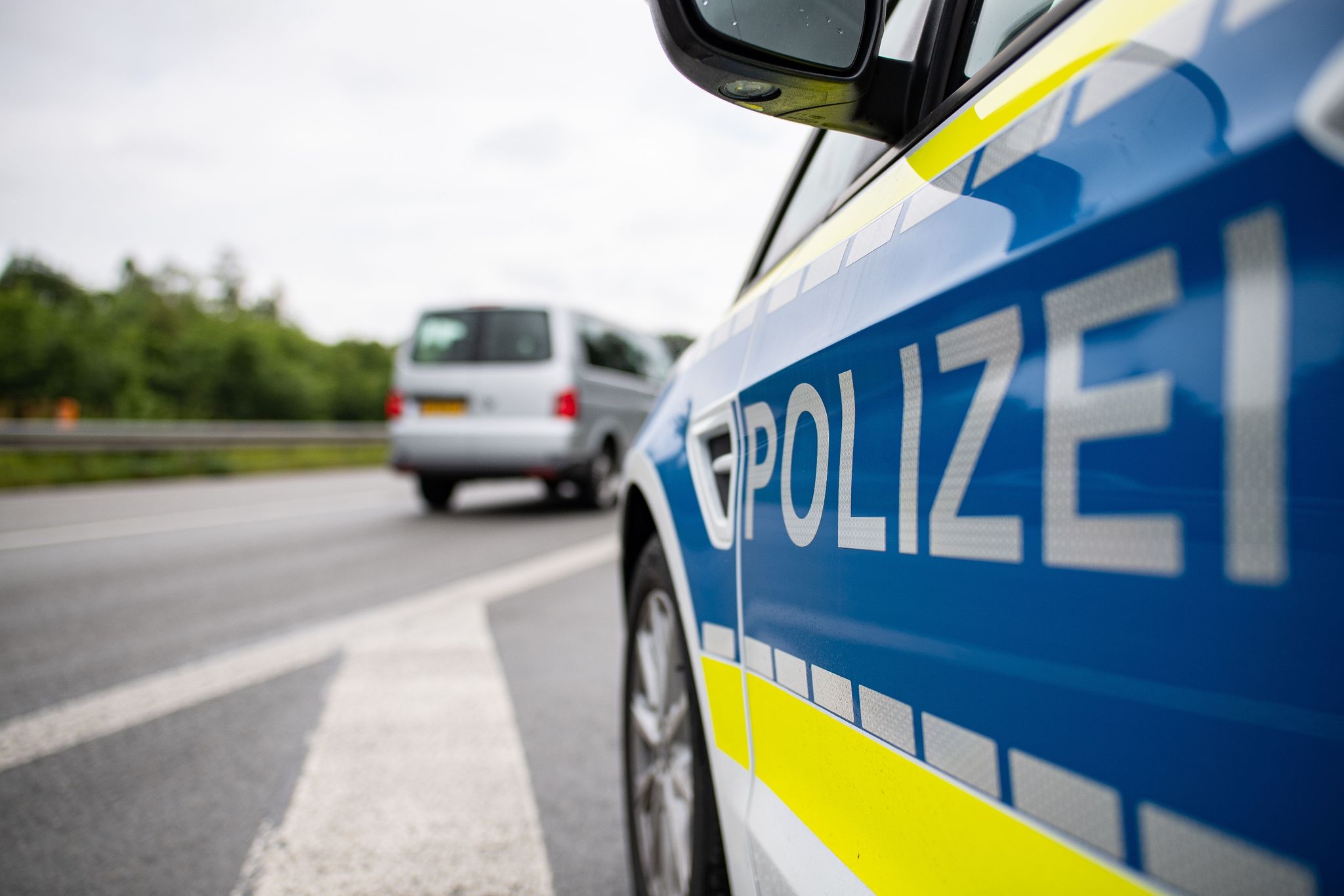 Ein Streifenwagen Der Polizei Steht Auf Einer Straße.