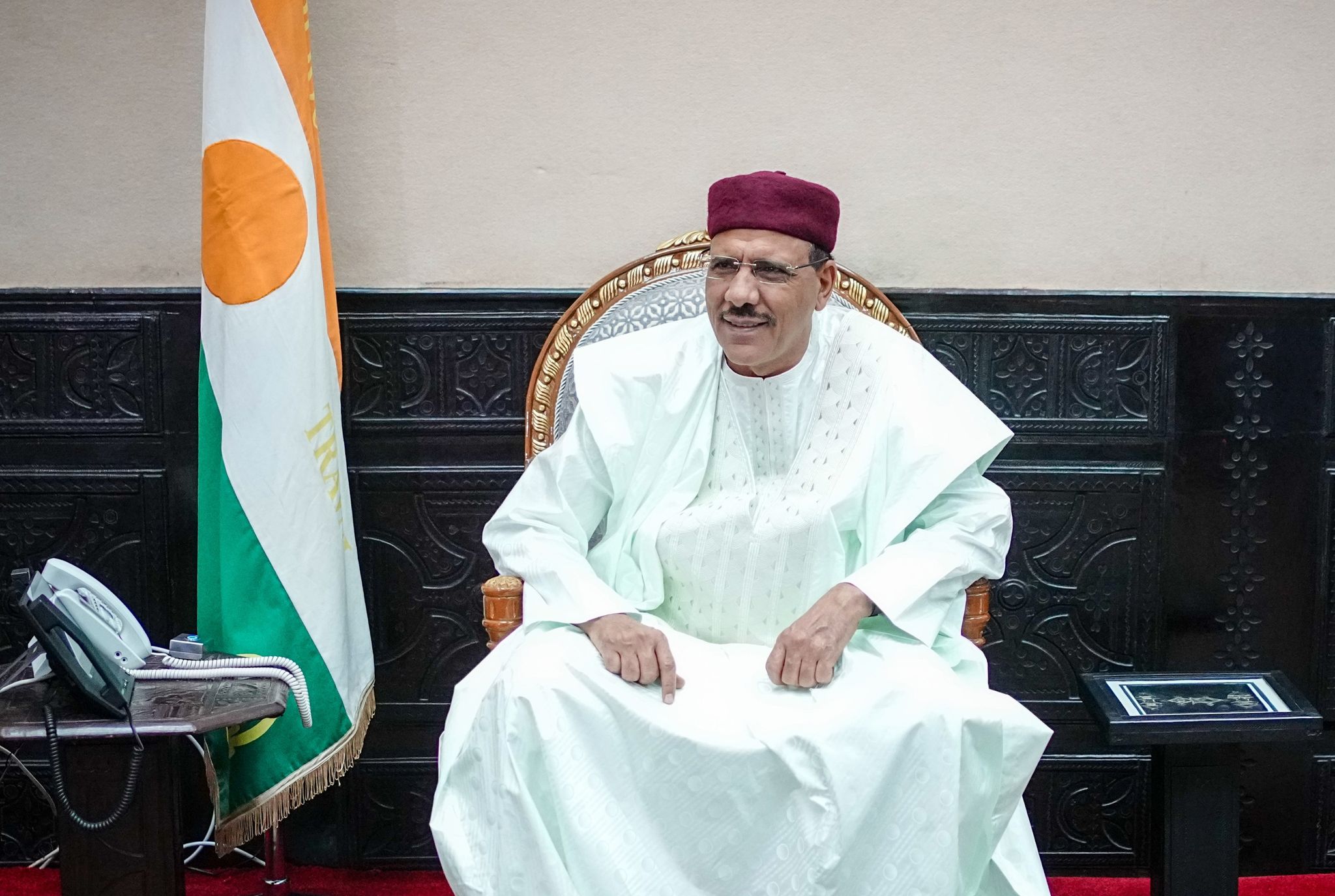 Nigers Neue Machthaber Wollen Den Gestürzten Präsidenten Mohamed Bazoum Wegen Hochverrats Anklagen.