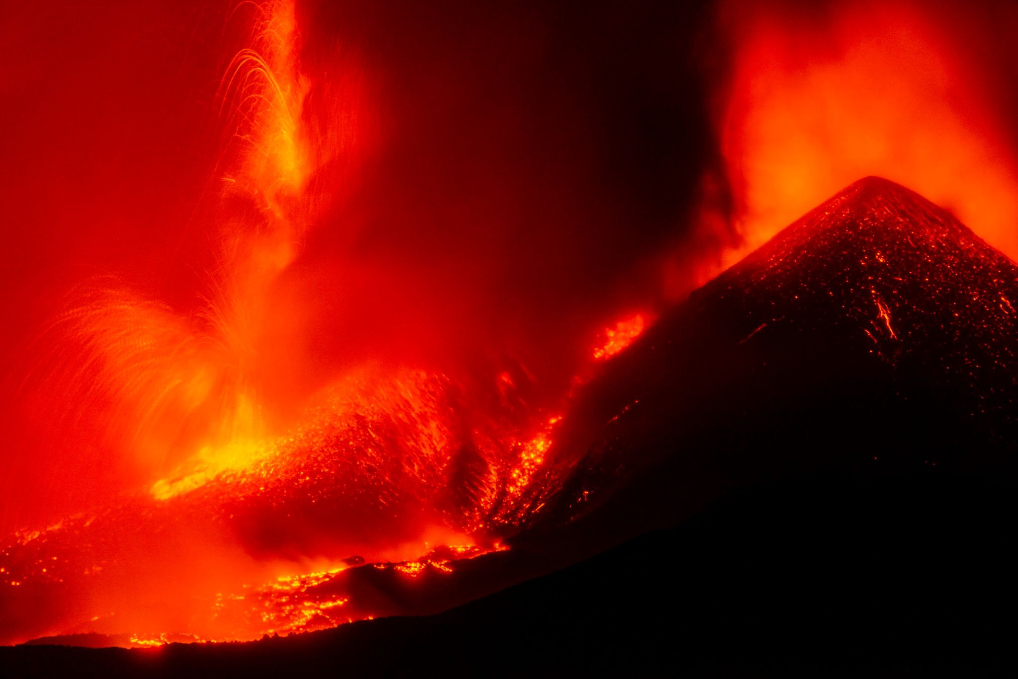 Lavaströme Fließen Aus Dem Ätna Vom Südostkrater In Nicolosi.