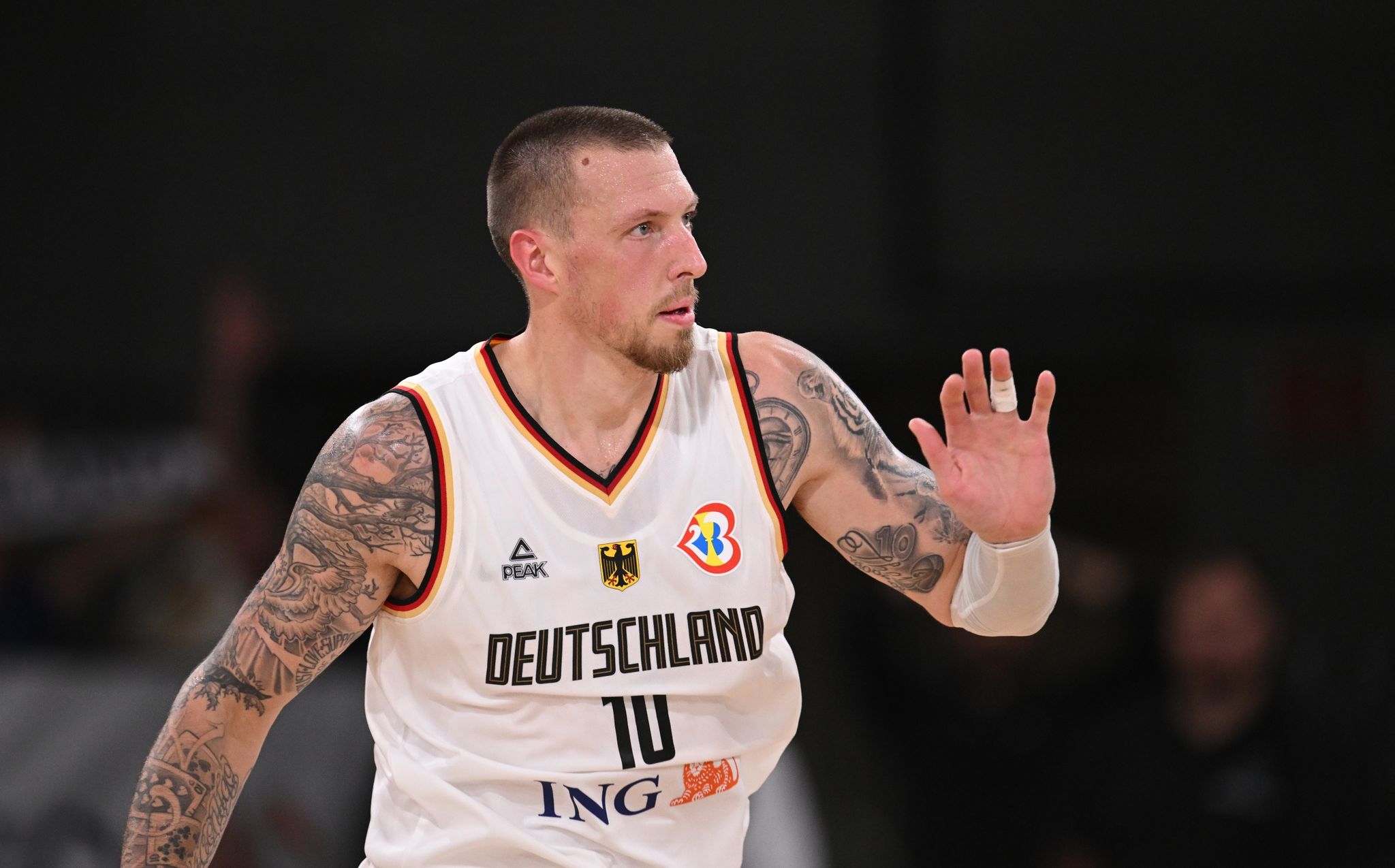 Daniel Theis Besucht Den VfL Wolfsburg.